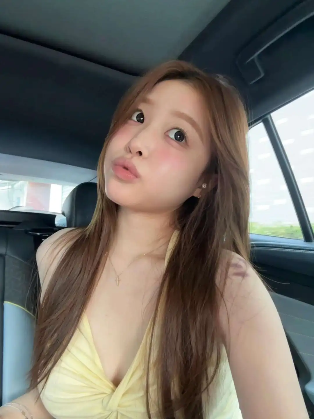韩系甜辣妹黄色v领扭结挂脖背心女夏季性感