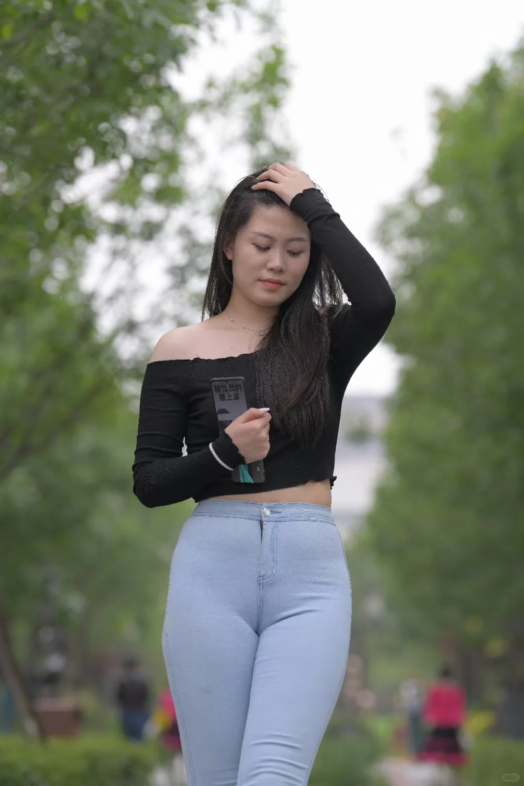 街拍体态丰腴的小姐姐