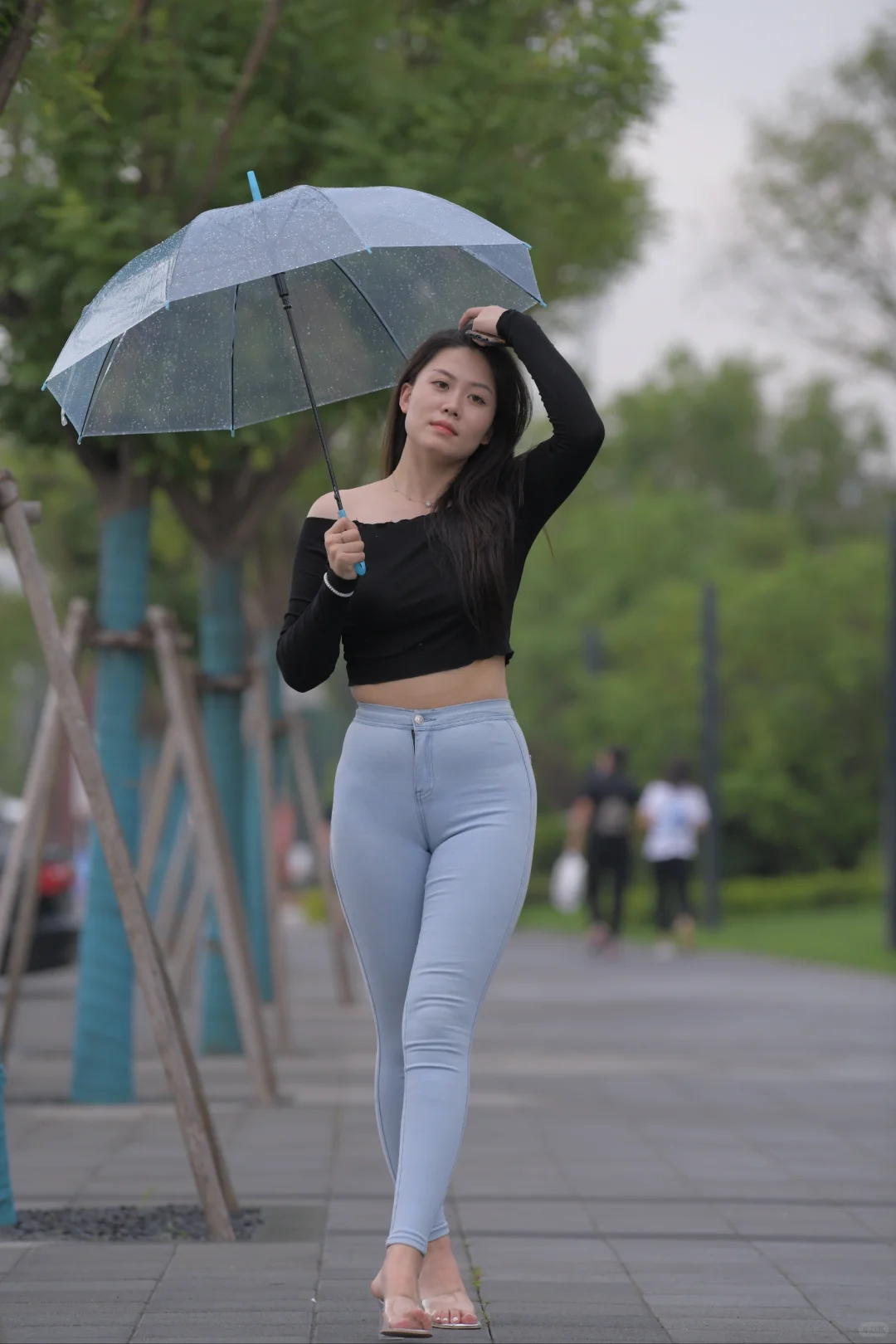 街拍体态丰腴的小姐姐