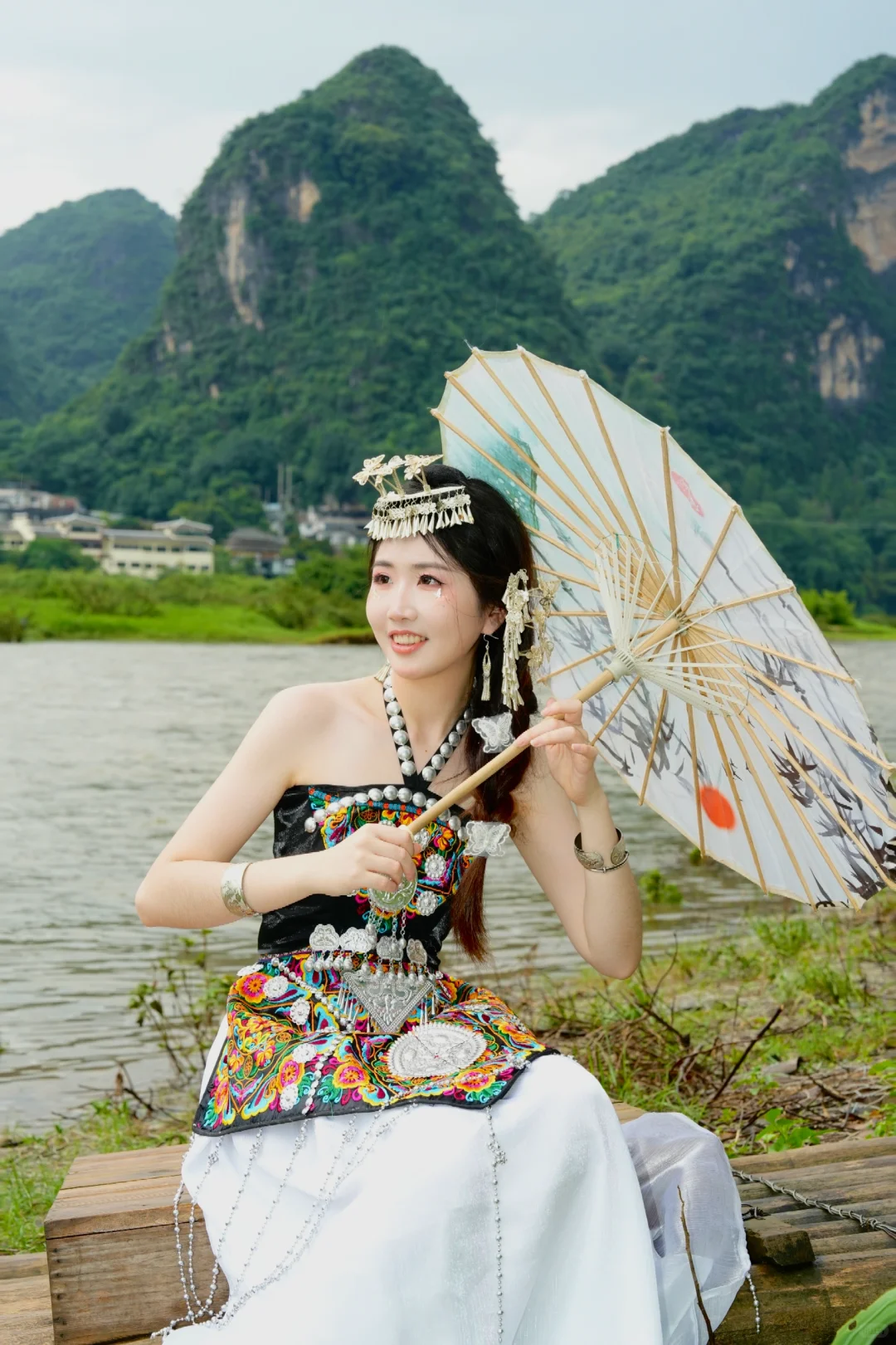 “我见青山⛰️妩媚，料青山见我应犹在”