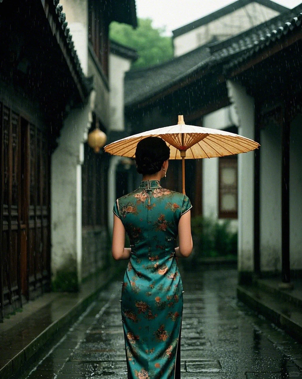 她手撑一把油纸伞，伞面似有繁花轻绽