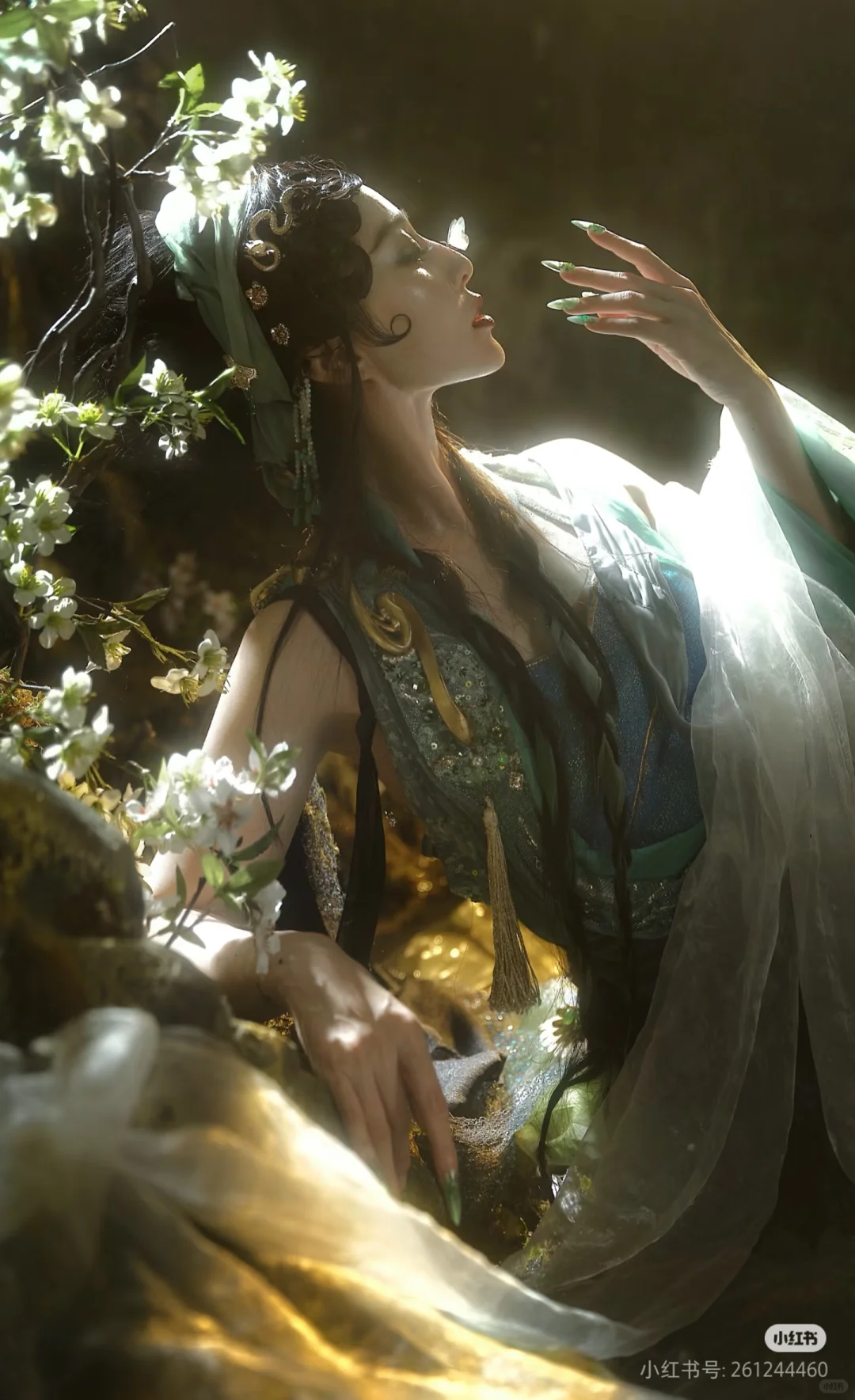 美疯了，阴湿妖艳的青蛇浮出水面!