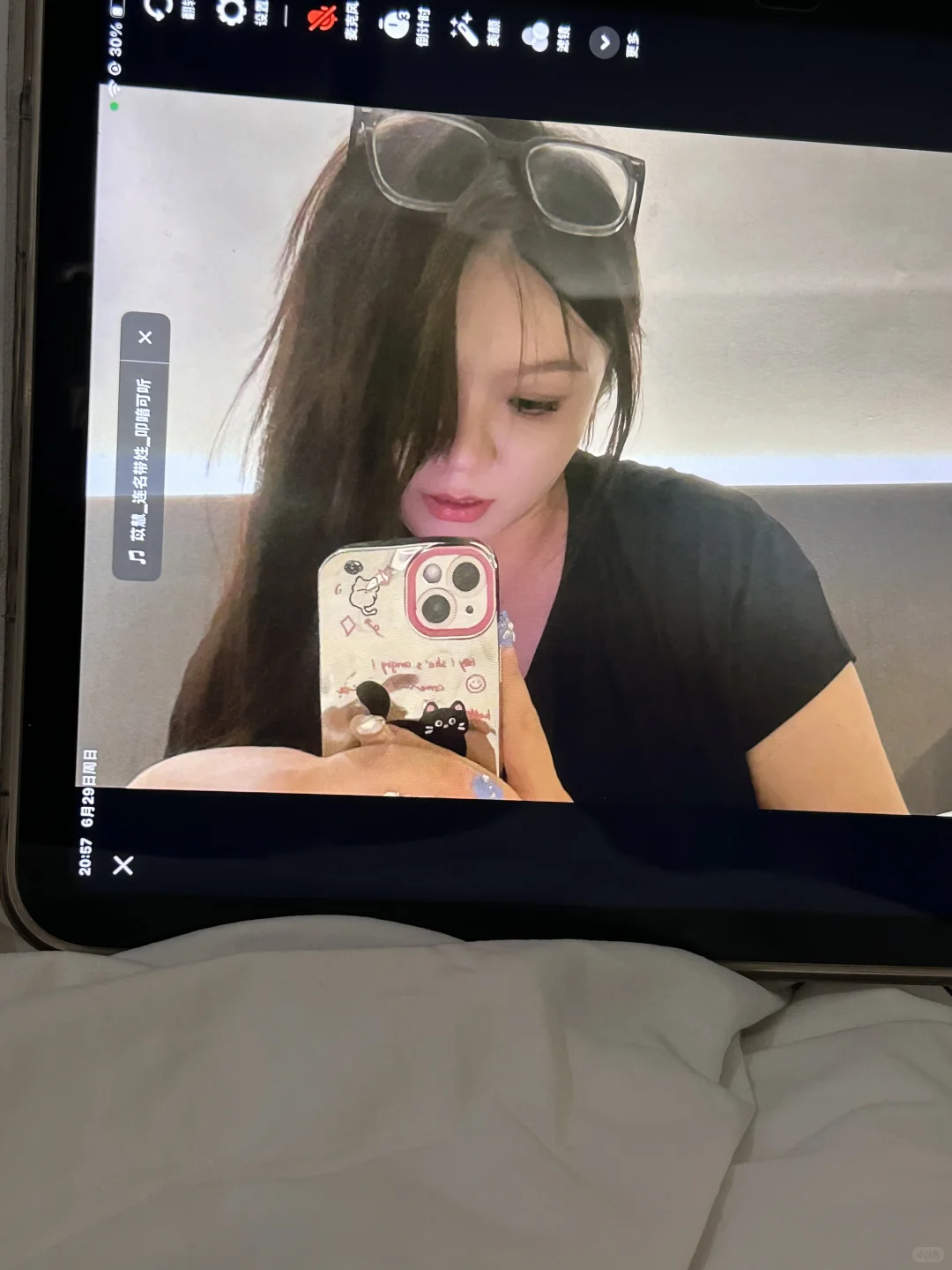 在酒店等老公下班孤独的少妇