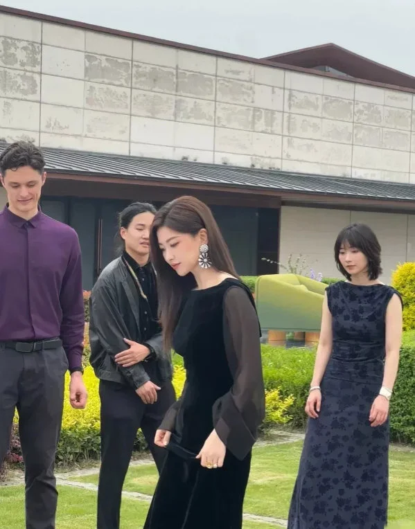 难怪那么多人喜欢她，确实风韵犹存