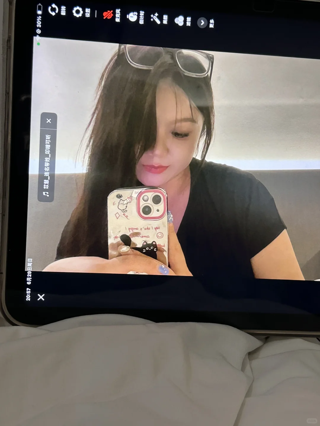 在酒店等老公下班孤独的少妇