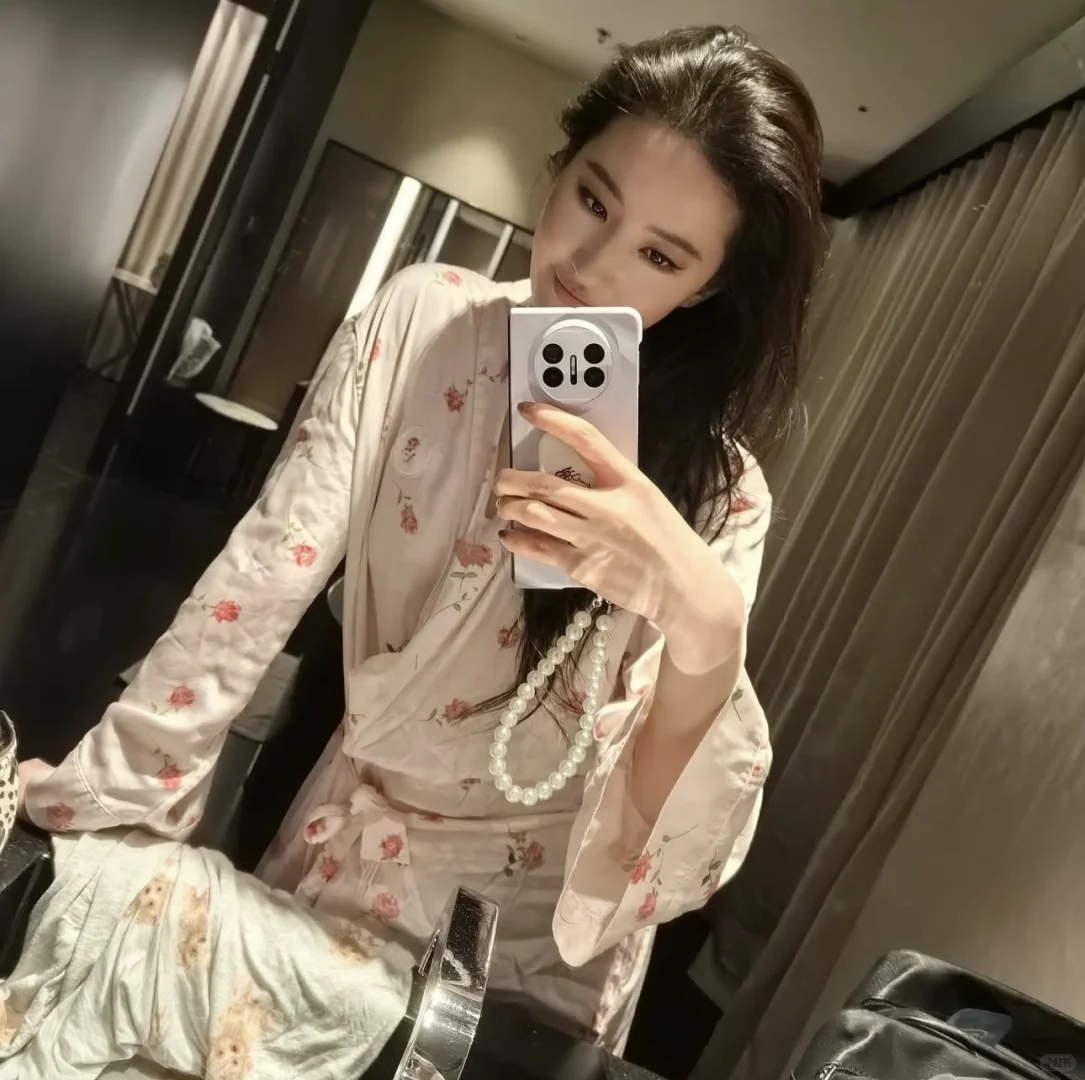 刘亦菲睡袍装💖超魅惑