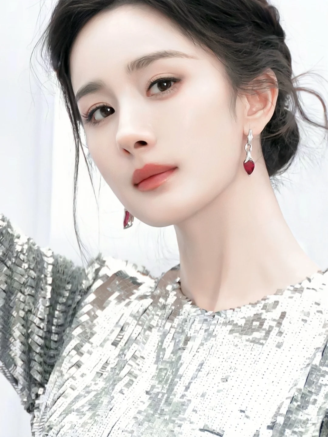 媚眼如丝，灵光流转：杨幂狐系眉眼的魅力
