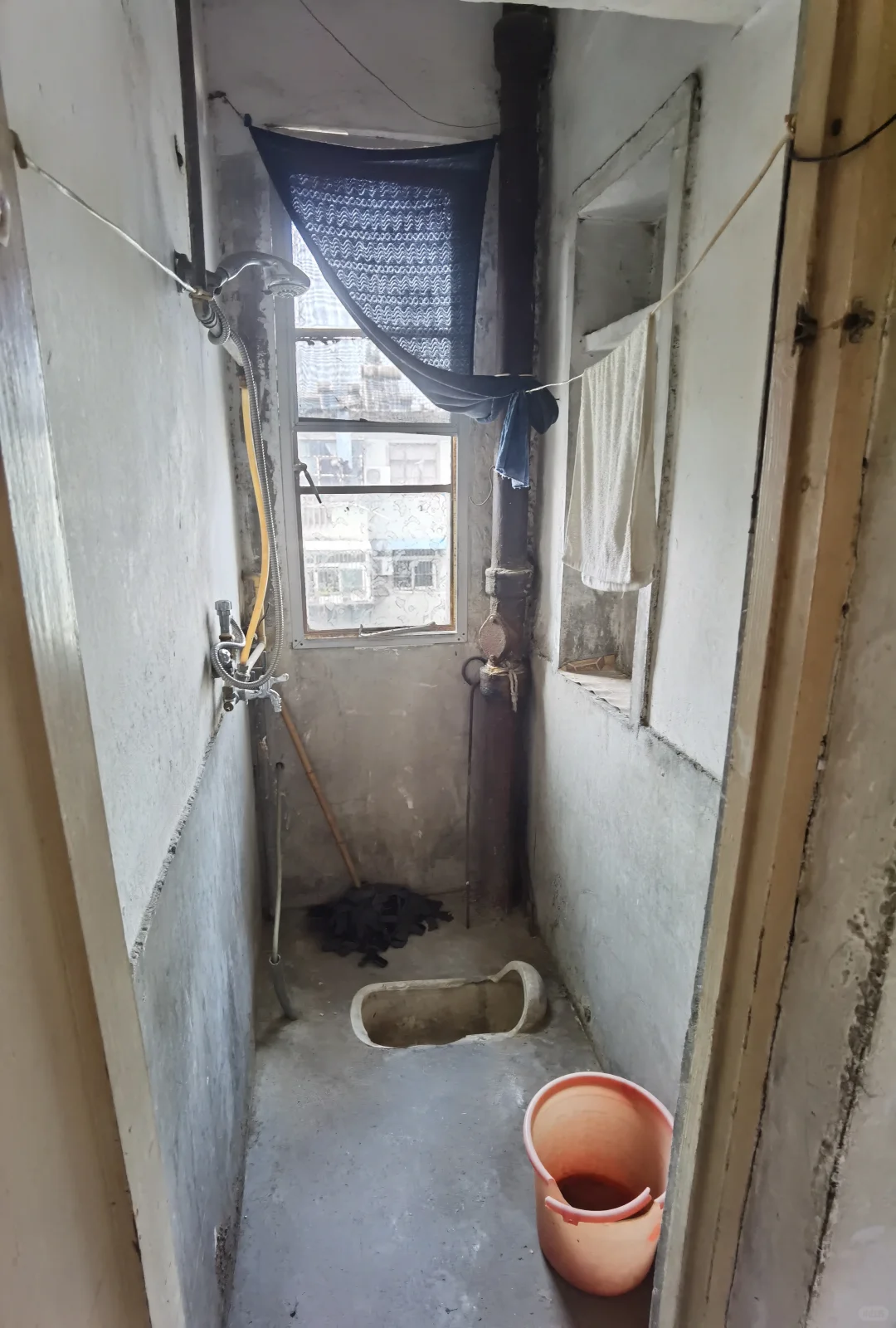 在市中心花10万买了一套老破小