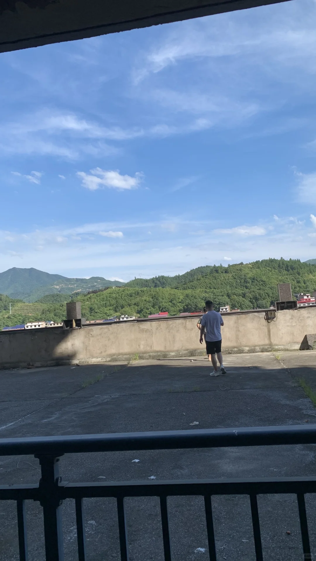 三楼带100平的露台55w能买吗？