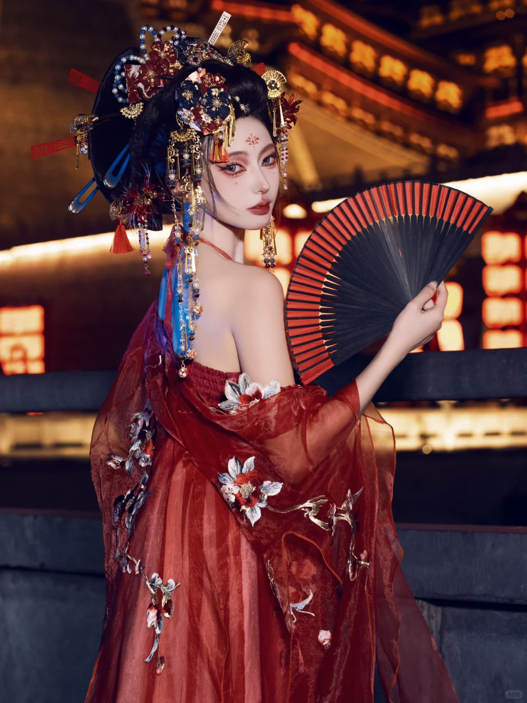 他说，红色最衬我｜洛阳花魁