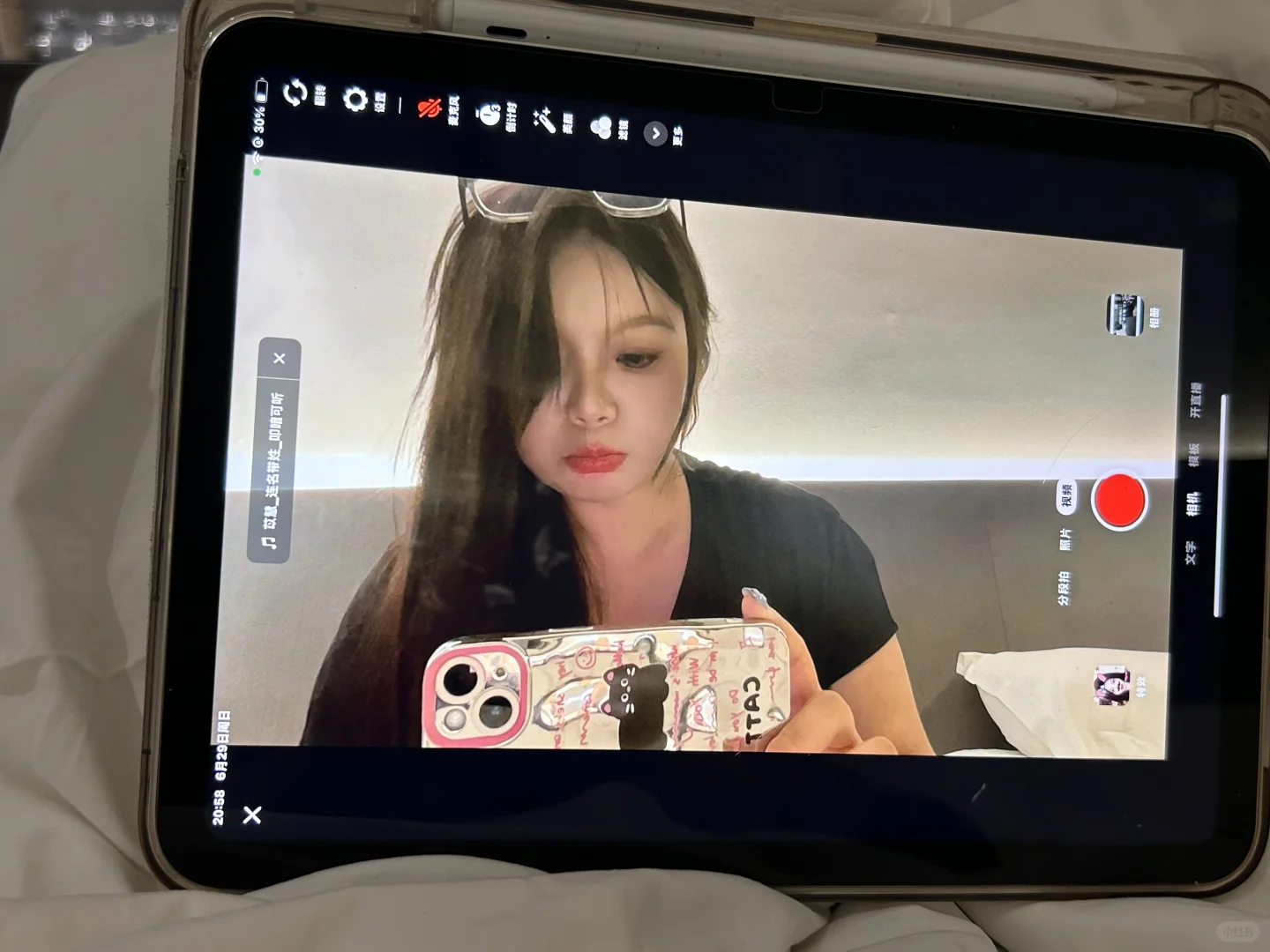 在酒店等老公下班孤独的少妇