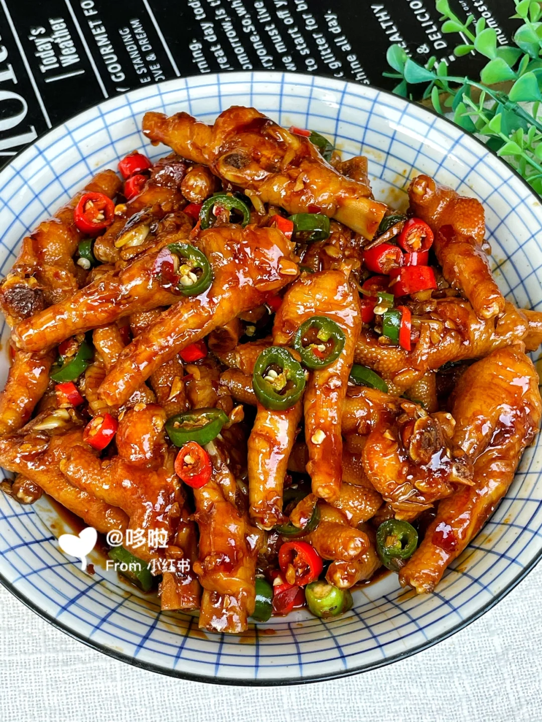 香辣过瘾❗️软烂入味的香辣鸡爪，太诱人了～