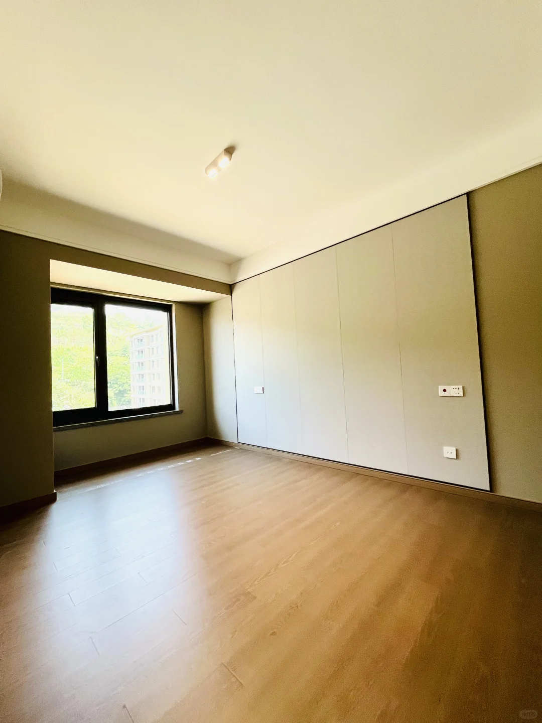 一天都没有住过｜精装横厅三房 一口价93.8万
