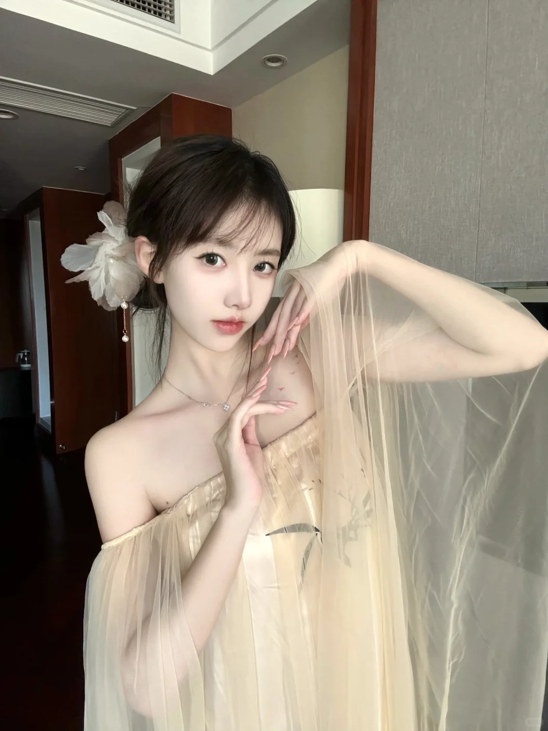 做了简单又妖艳的美甲