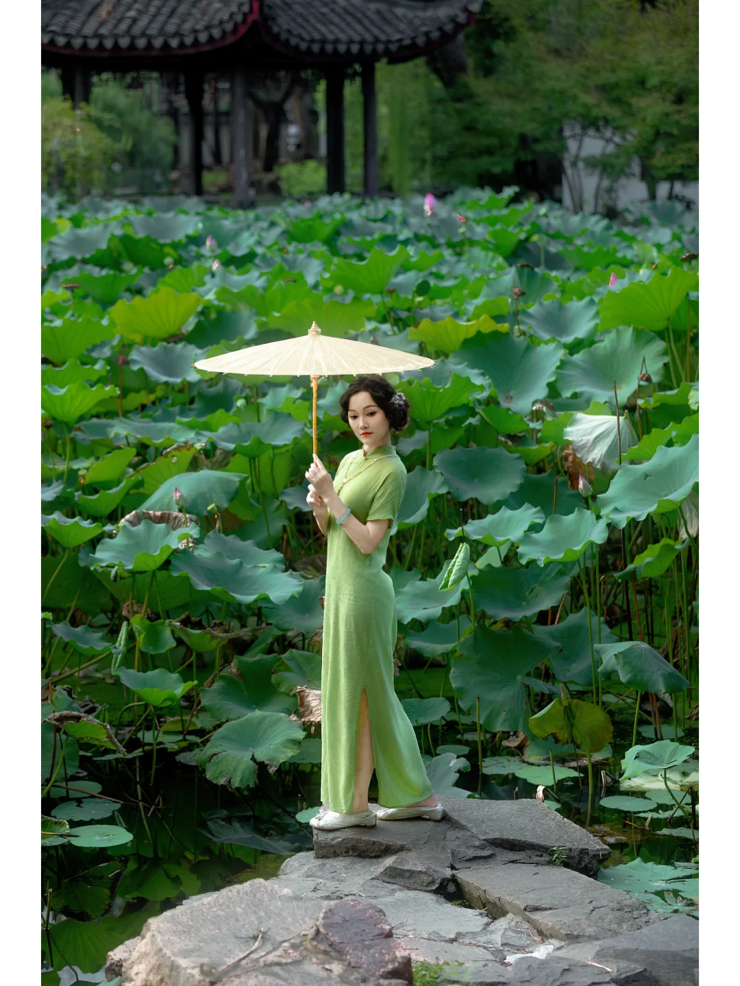 园林旗袍| 一袭绿旗袍穿出江南女子的优雅