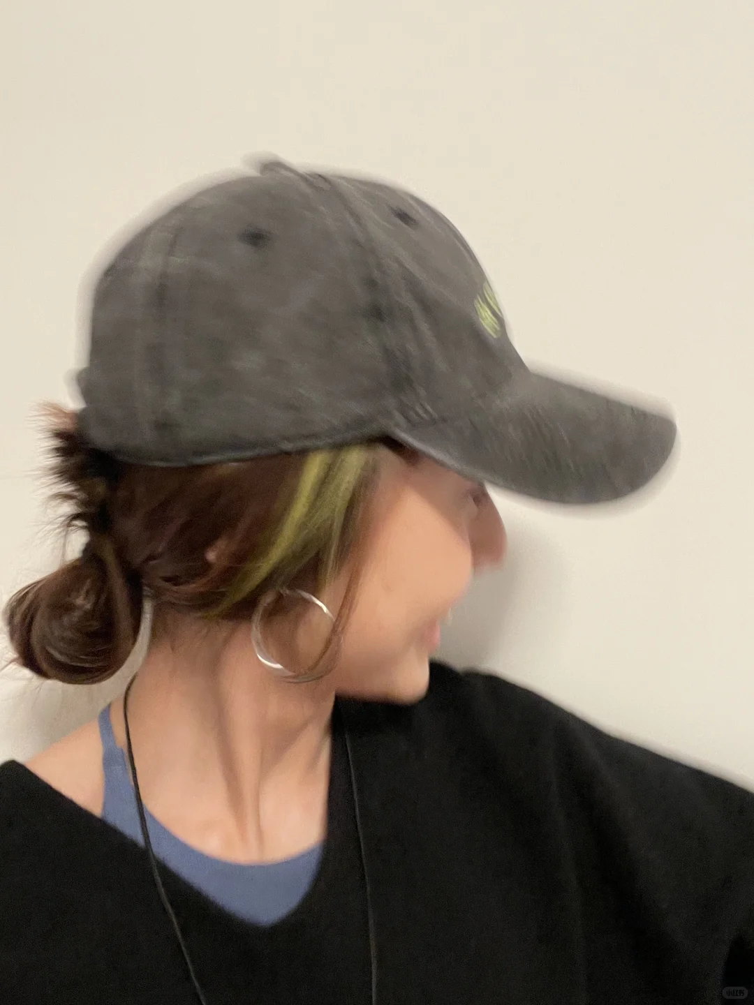 头顶一撮绿毛还不够，想做风骚鹦鹉🦜
