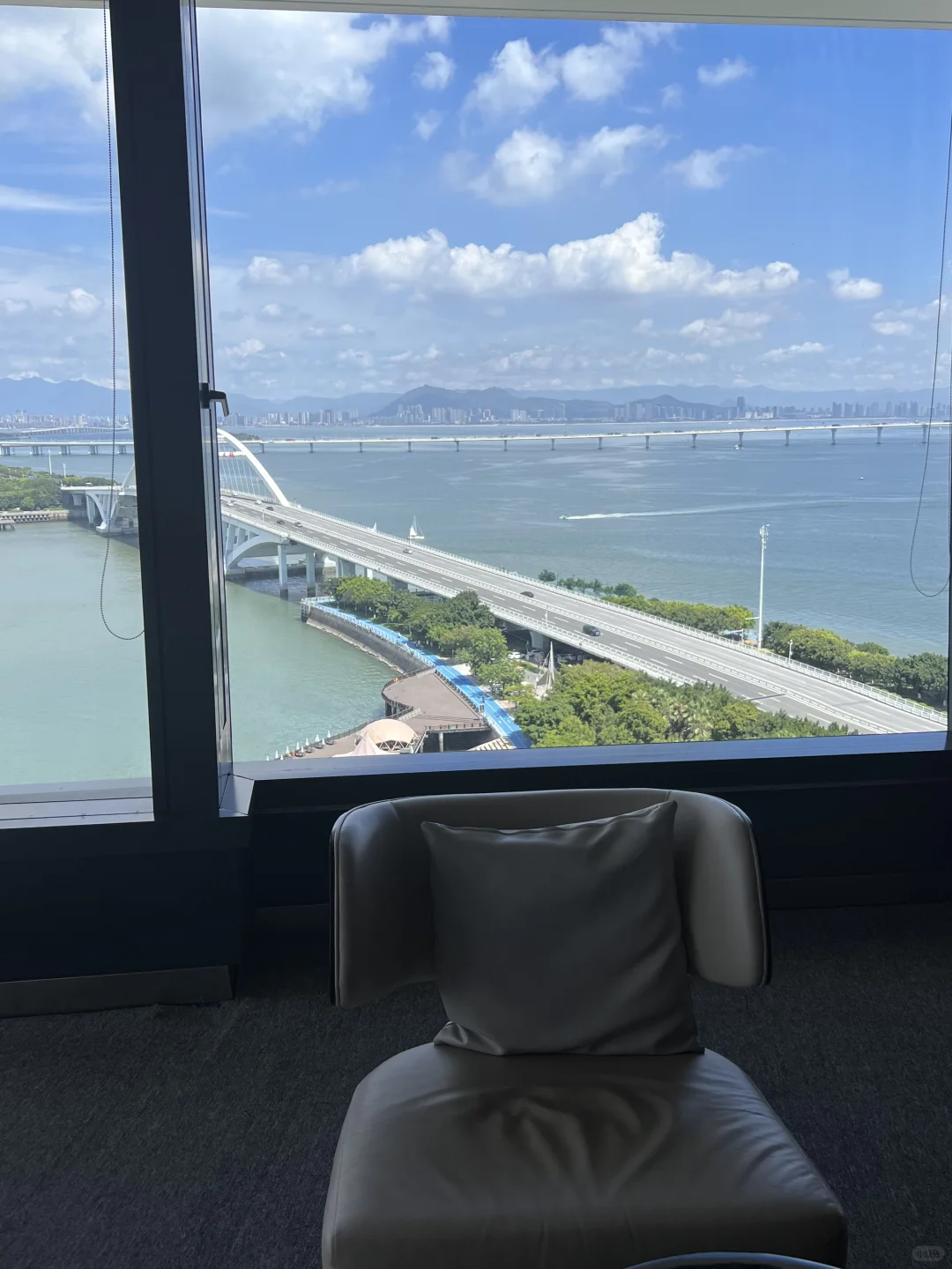 今天的天气也太好了，在风景里上班怎么样？