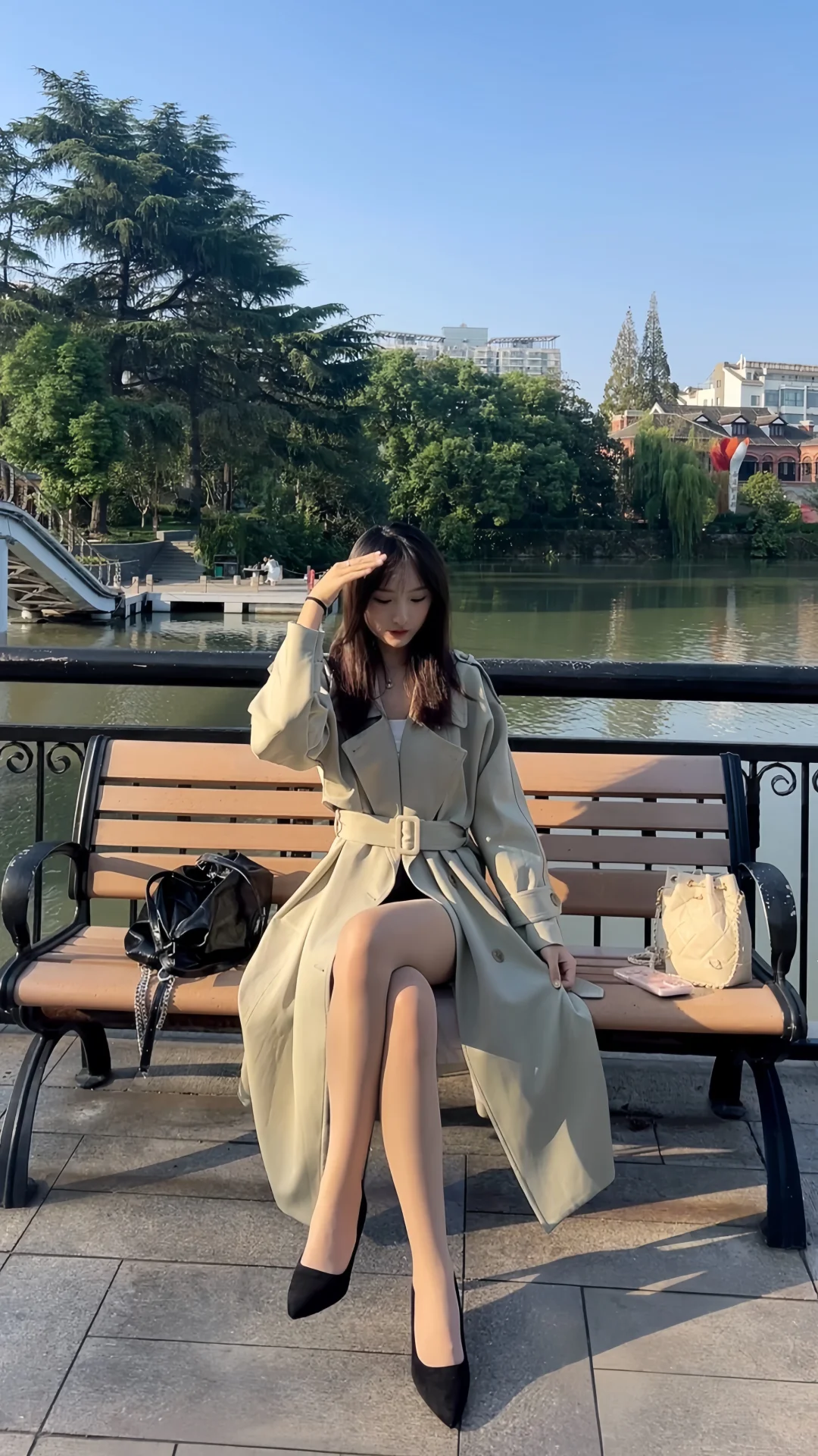 风衣就适合30岁少妇，十几二十岁的别来沾边