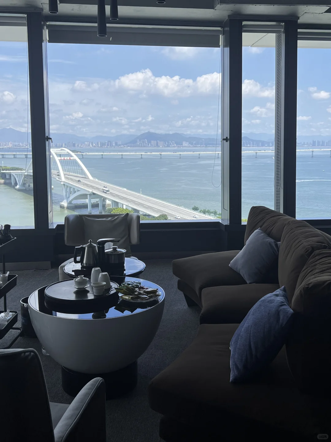 今天的天气也太好了，在风景里上班怎么样？