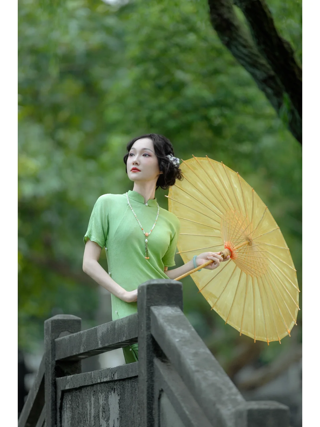 园林旗袍| 一袭绿旗袍穿出江南女子的优雅