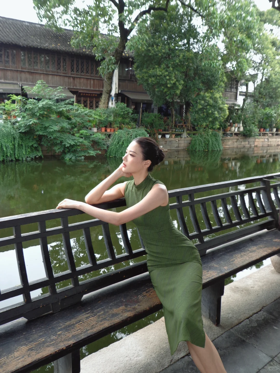 素色旗袍的美