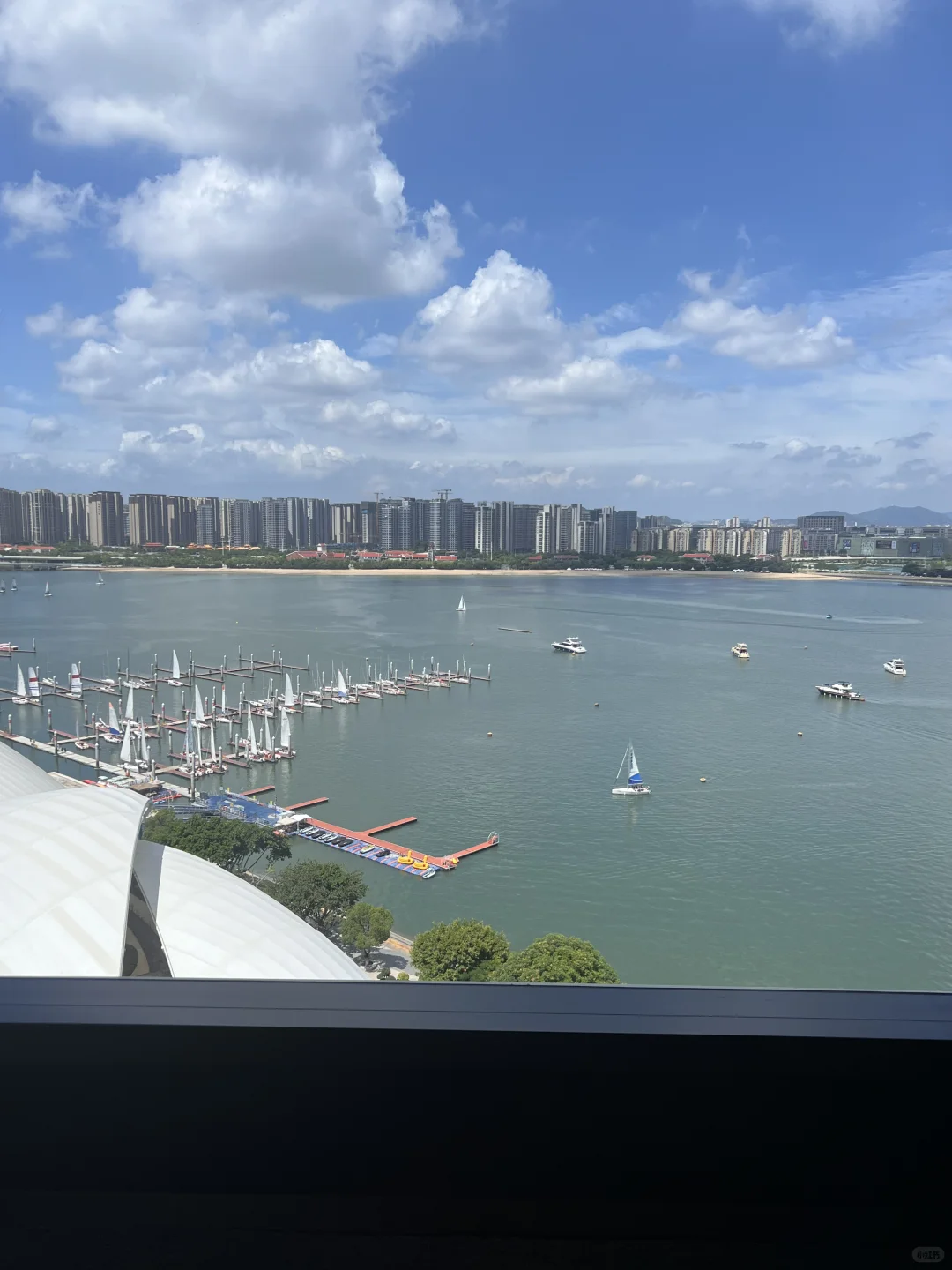 今天的天气也太好了，在风景里上班怎么样？