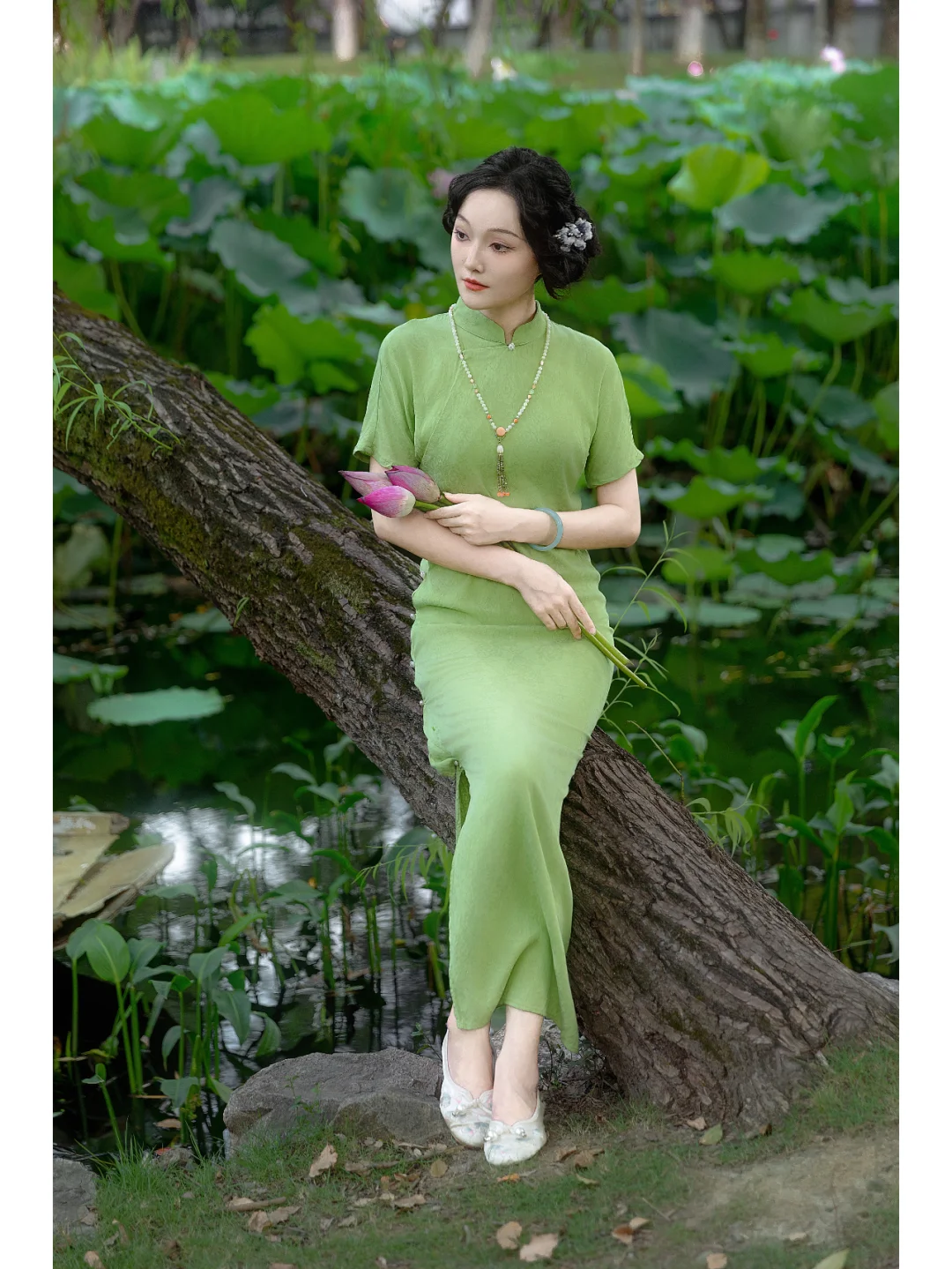 园林旗袍| 一袭绿旗袍穿出江南女子的优雅