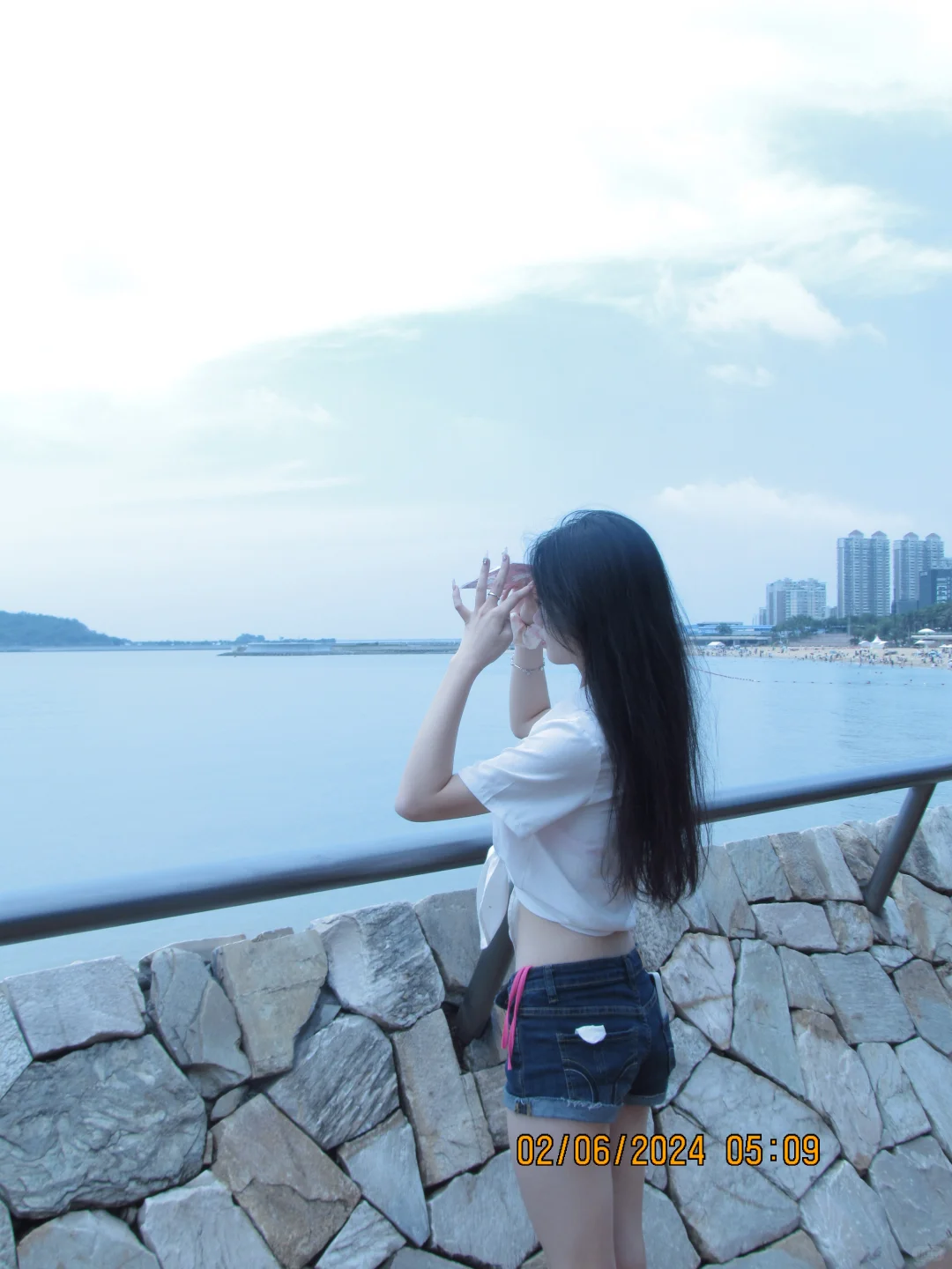海边穿搭：比基尼➕短裤