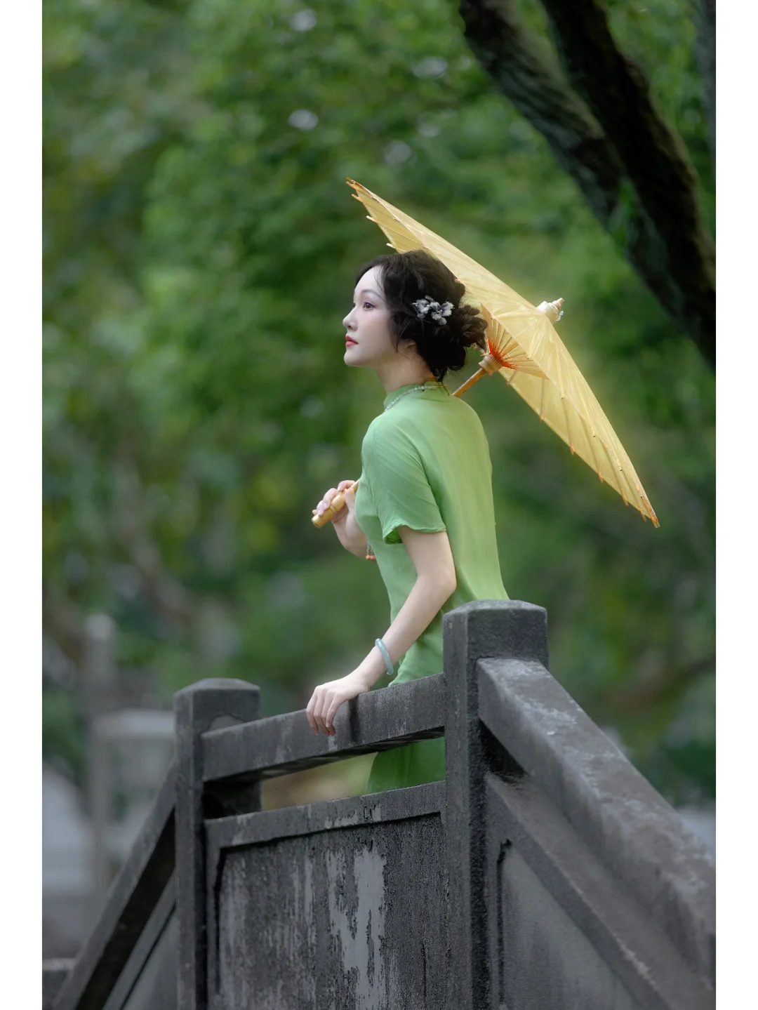 园林旗袍| 一袭绿旗袍穿出江南女子的优雅