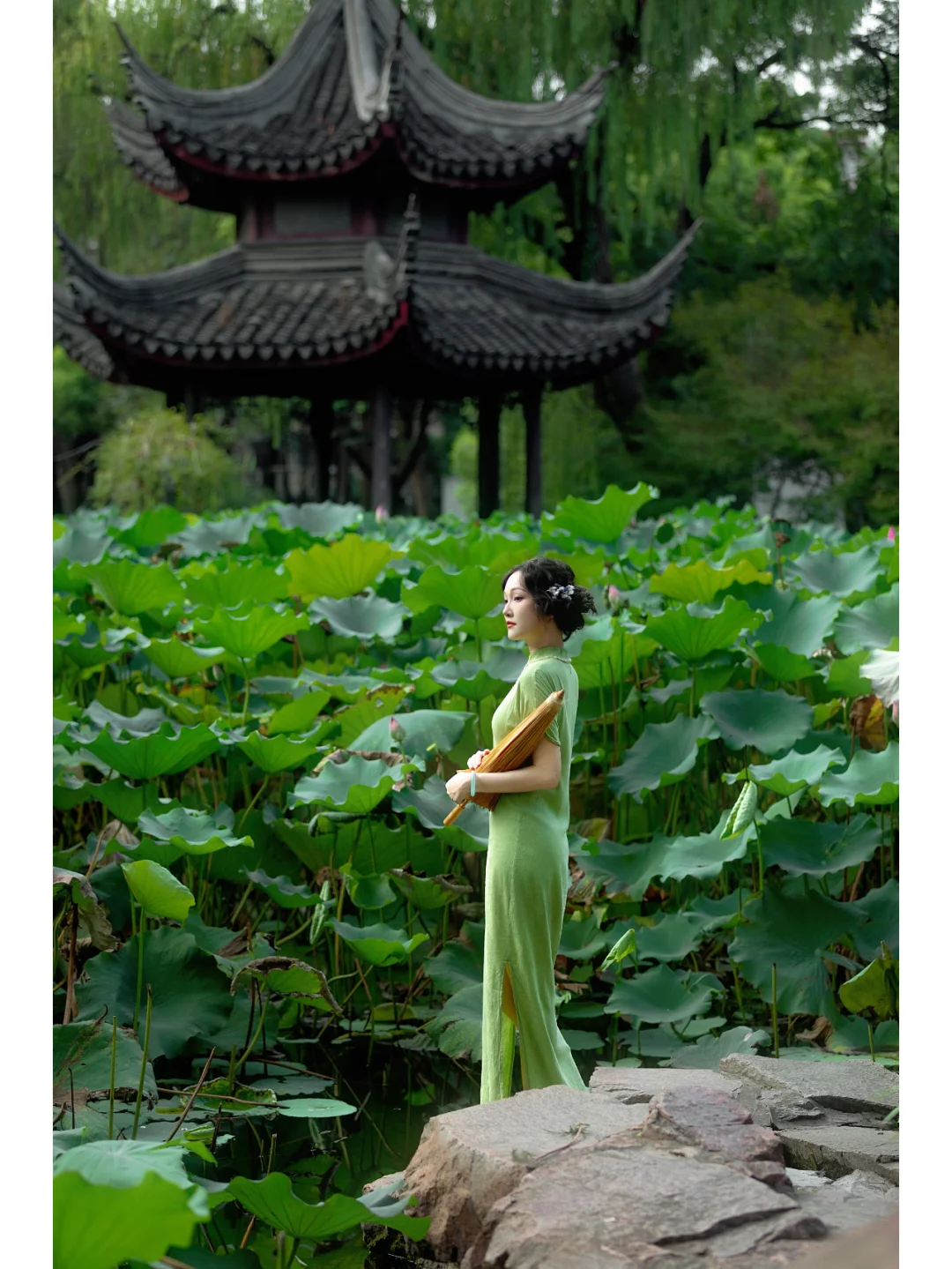 园林旗袍| 一袭绿旗袍穿出江南女子的优雅