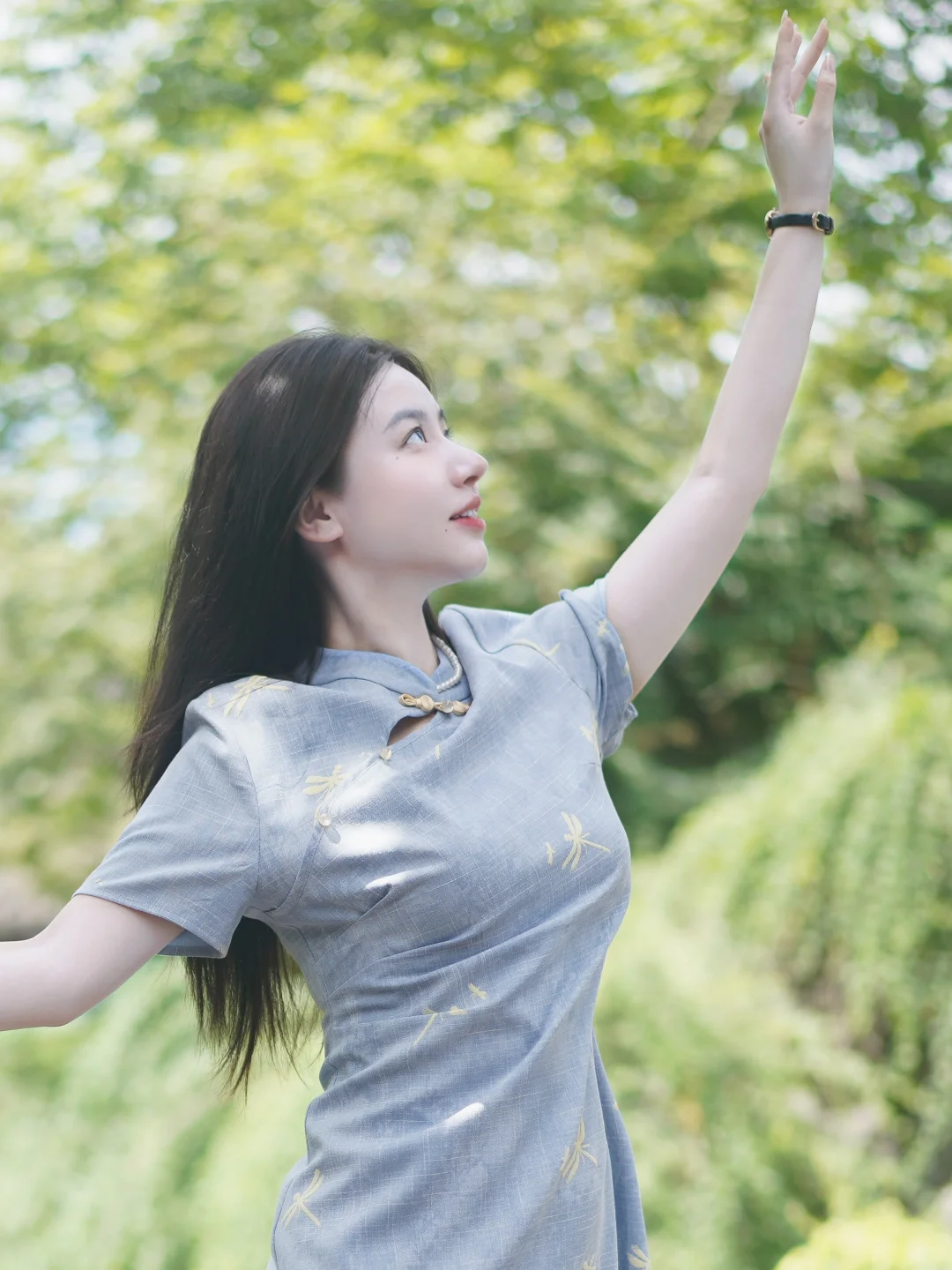 🌿 夏日旗袍漫步｜把温柔融进绿意里