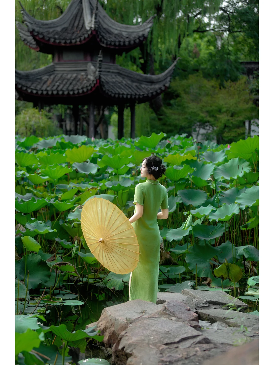园林旗袍| 一袭绿旗袍穿出江南女子的优雅