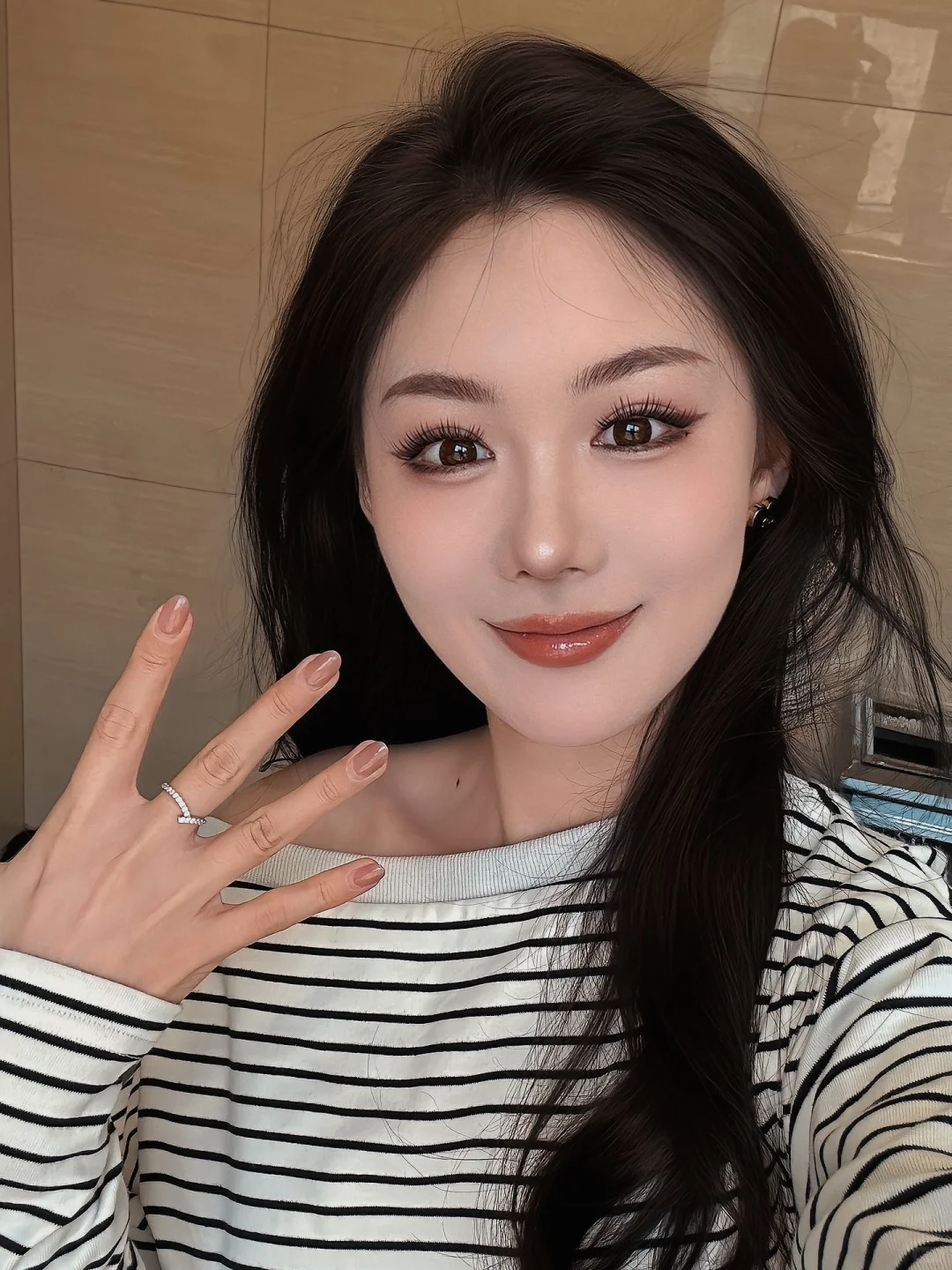 被她甜醒了，是谁的梦中情女