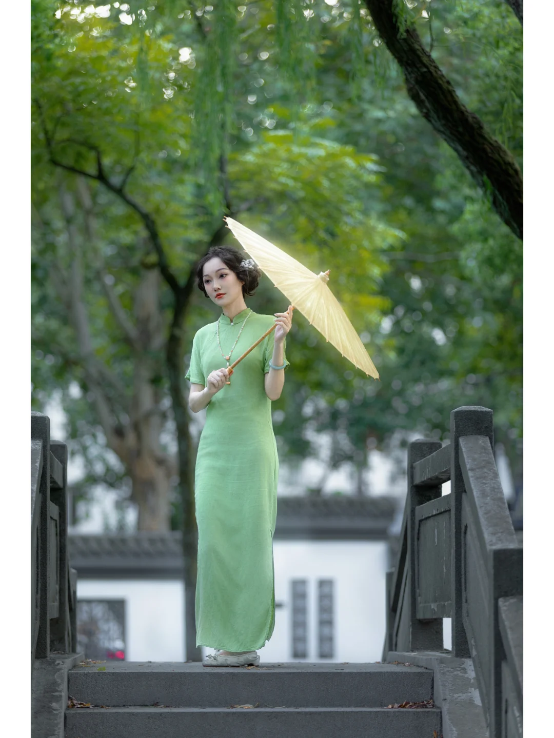 园林旗袍| 一袭绿旗袍穿出江南女子的优雅
