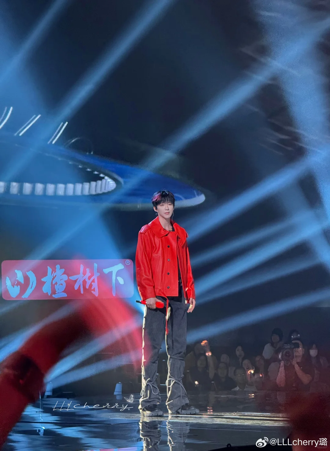妖艳的红色皮衣，脸却是清纯男大