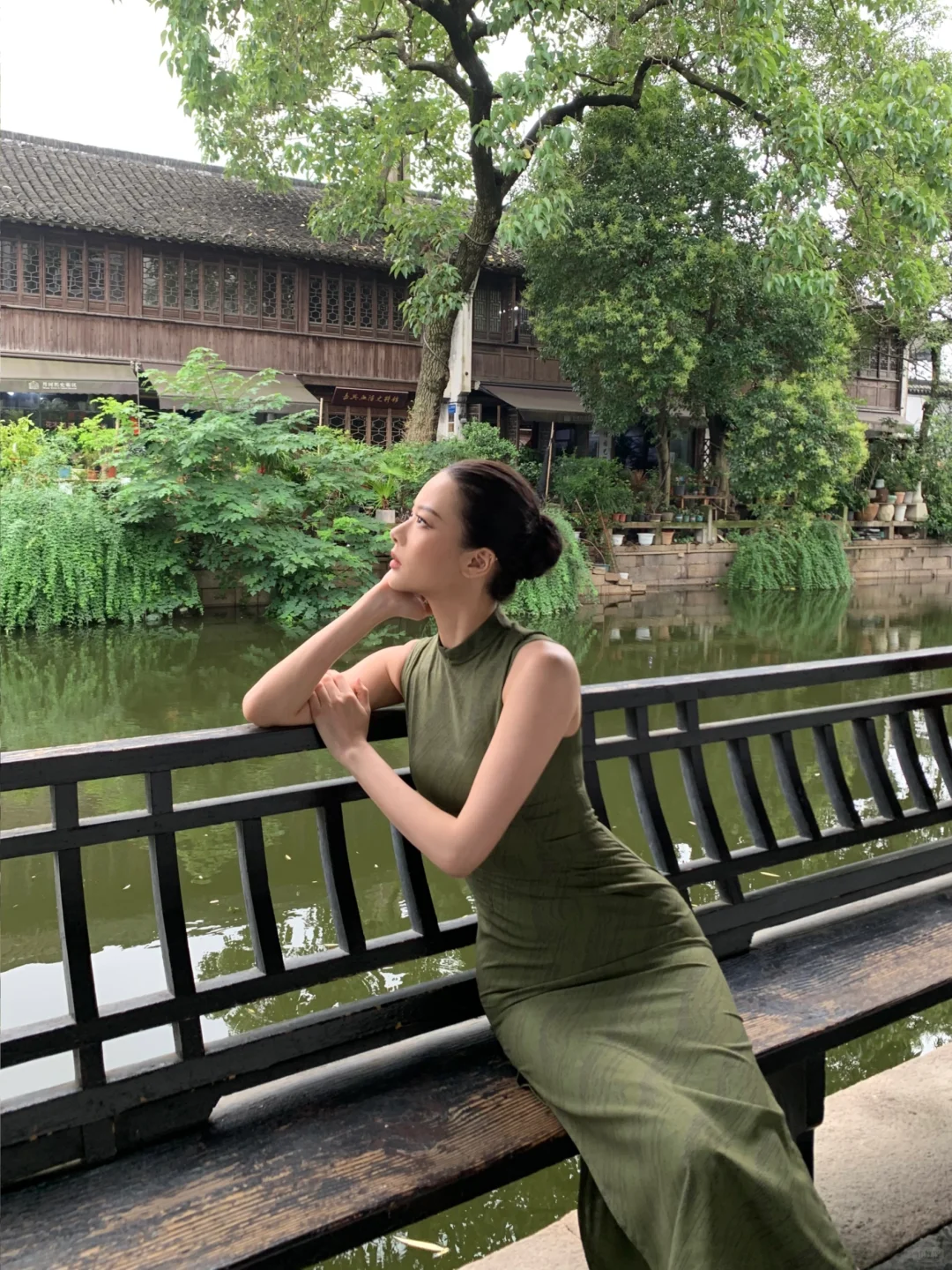 素色旗袍的美