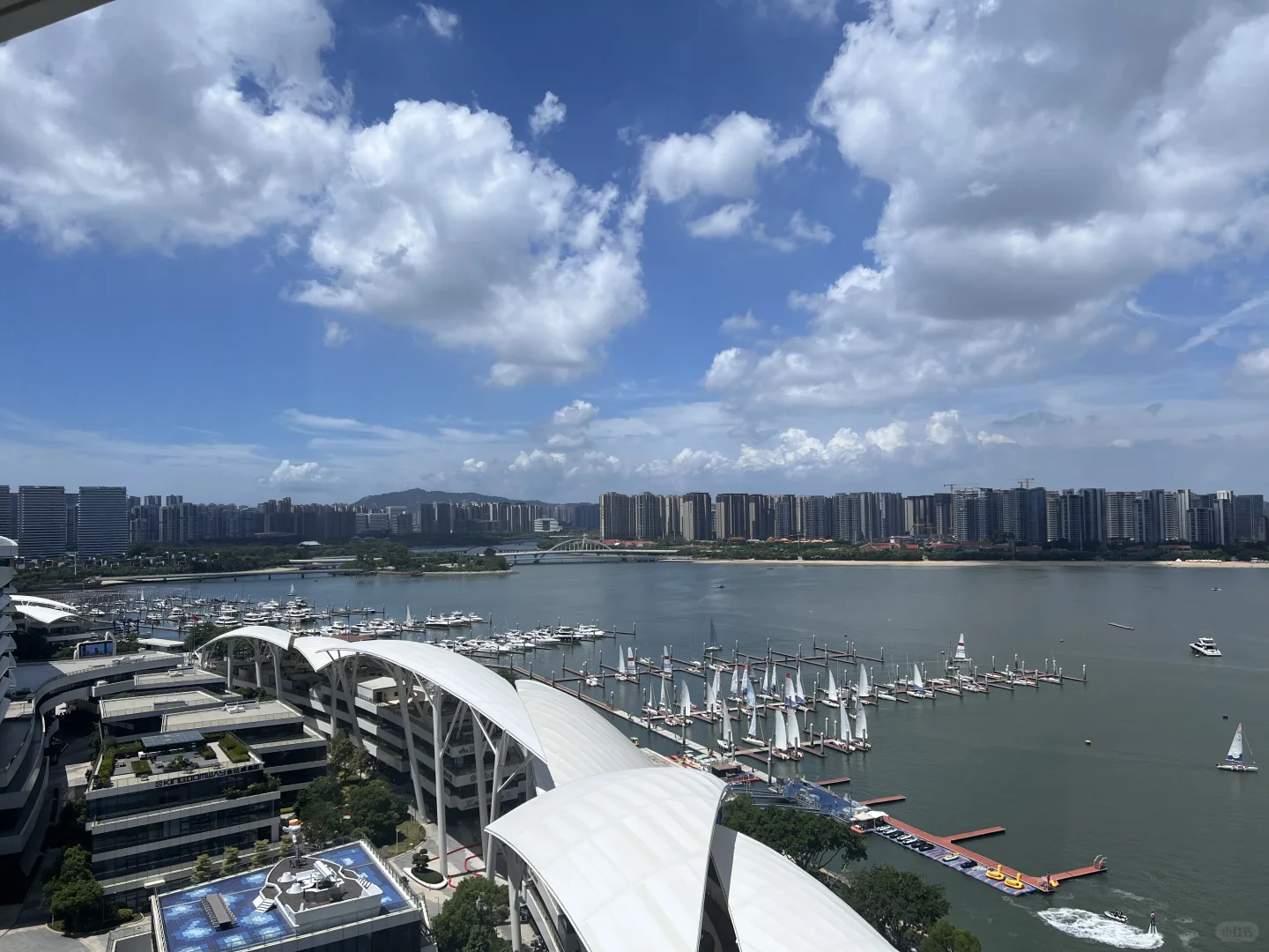 今天的天气也太好了，在风景里上班怎么样？