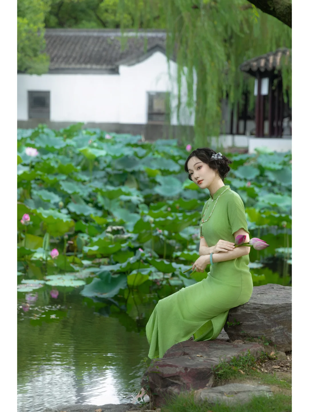 园林旗袍| 一袭绿旗袍穿出江南女子的优雅