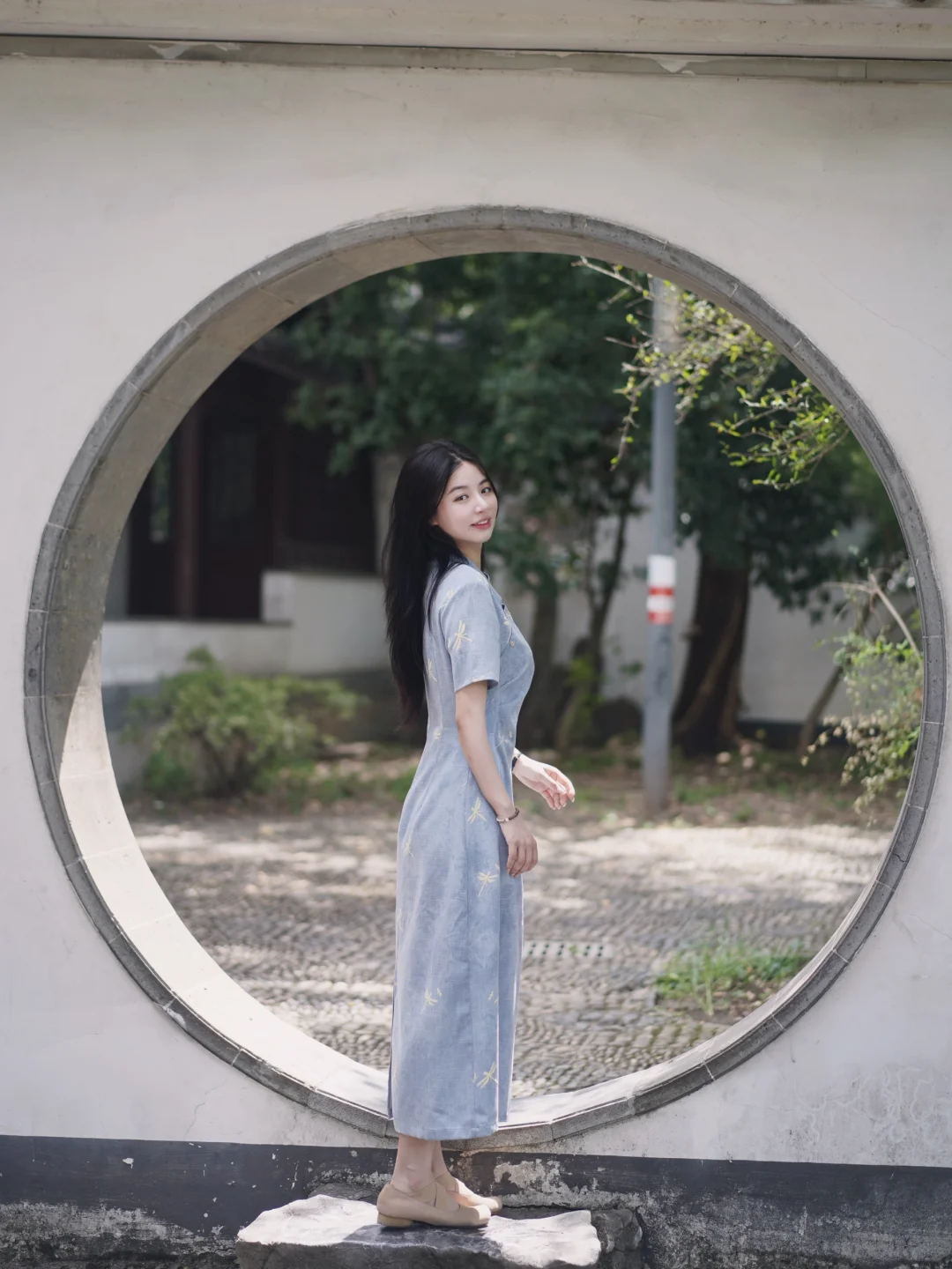🌿 夏日旗袍漫步｜把温柔融进绿意里