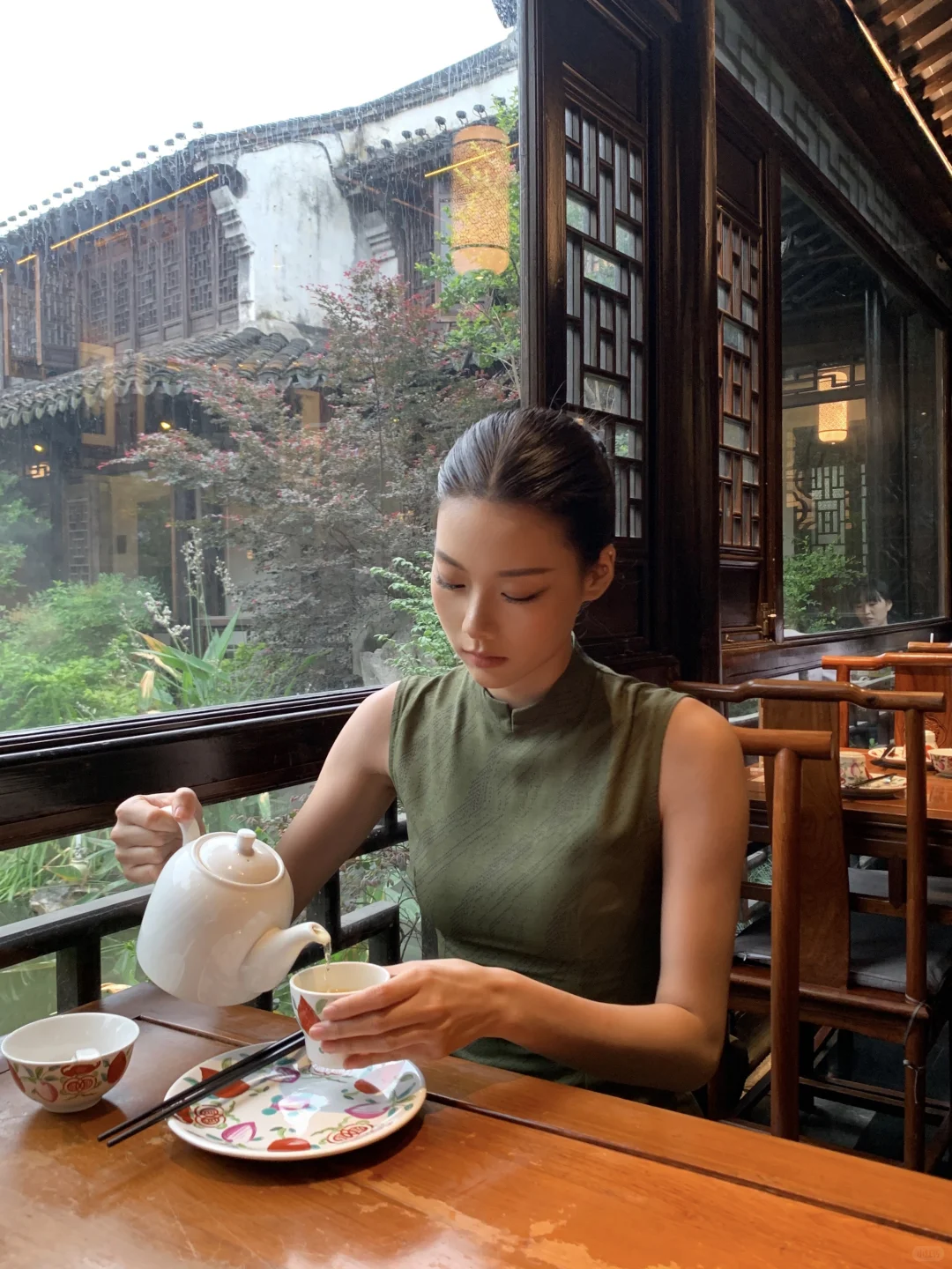 素色旗袍的美