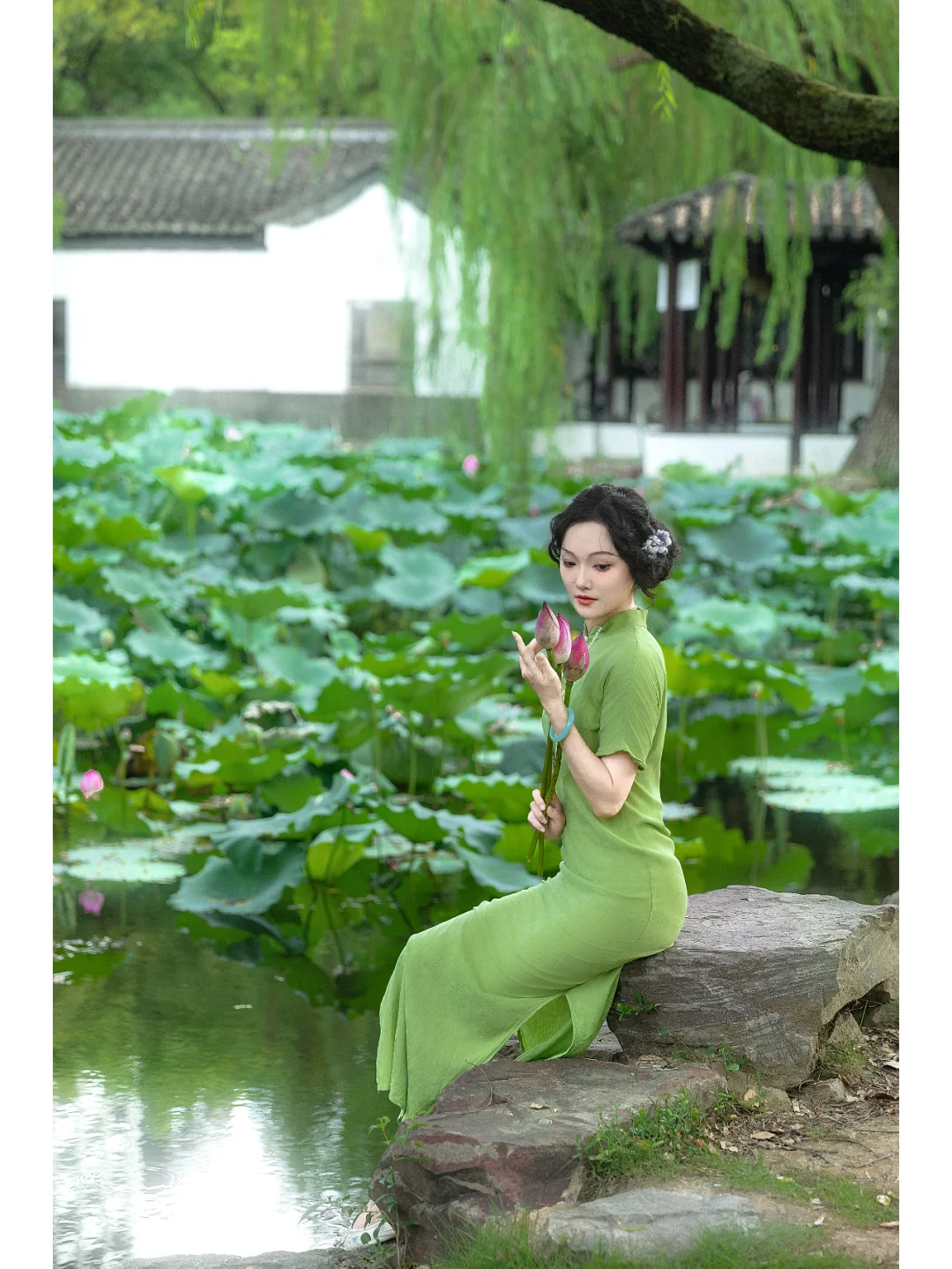 园林旗袍| 一袭绿旗袍穿出江南女子的优雅