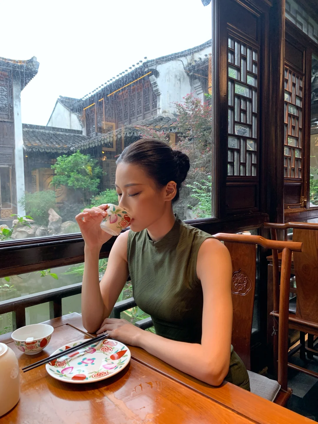 素色旗袍的美