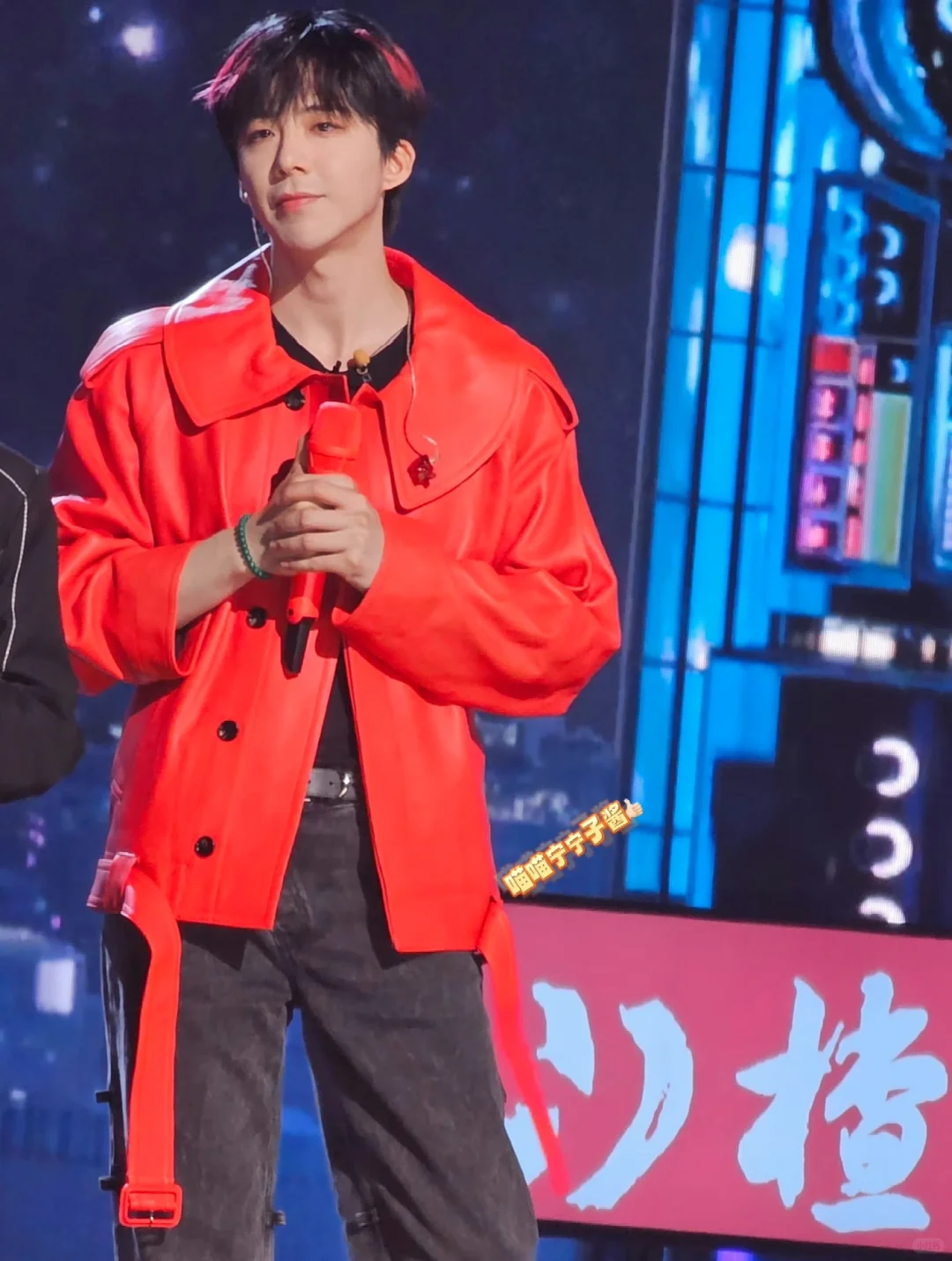妖艳的红色皮衣，脸却是清纯男大