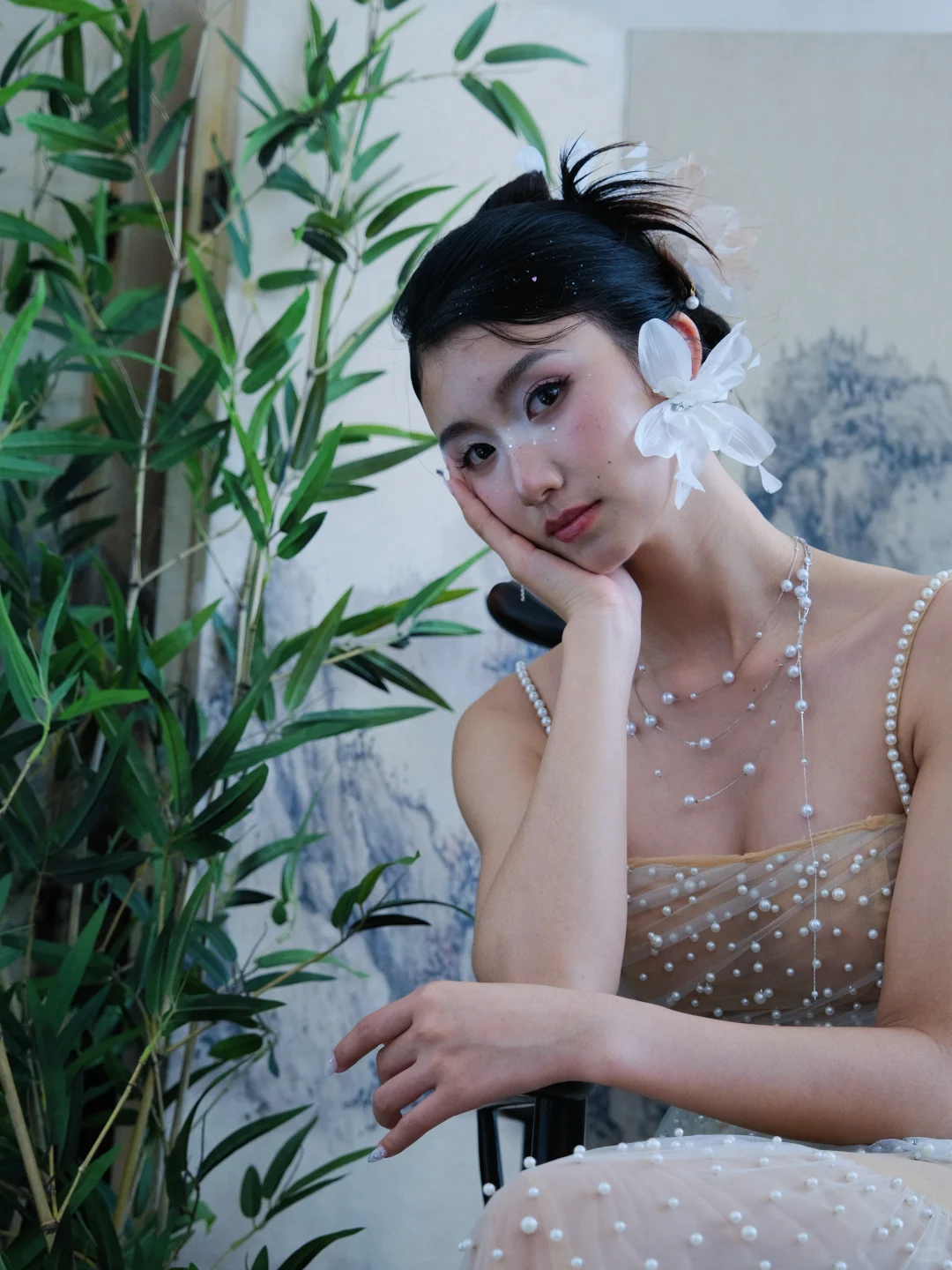 她的眉眼，如清风明月。