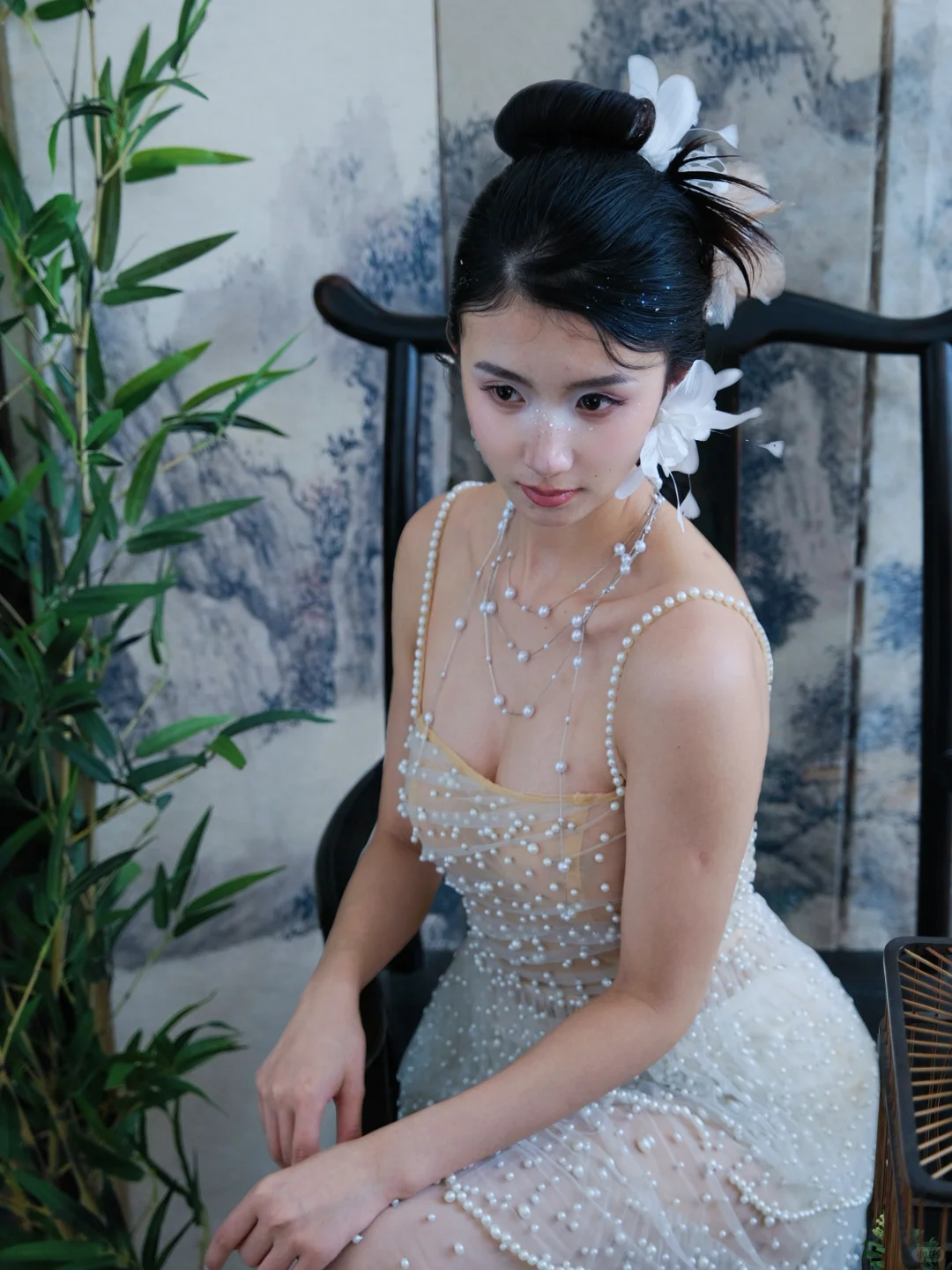 她的眉眼，如清风明月。