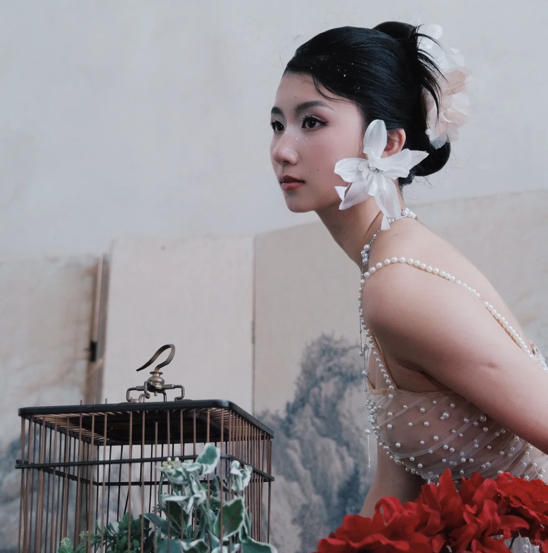 她的眉眼，如清风明月。