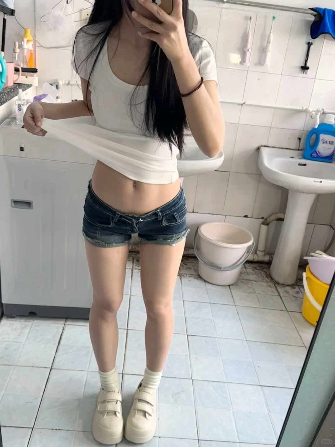 挖到了超级显瘦不漏 pp 的辣妹牛仔！！