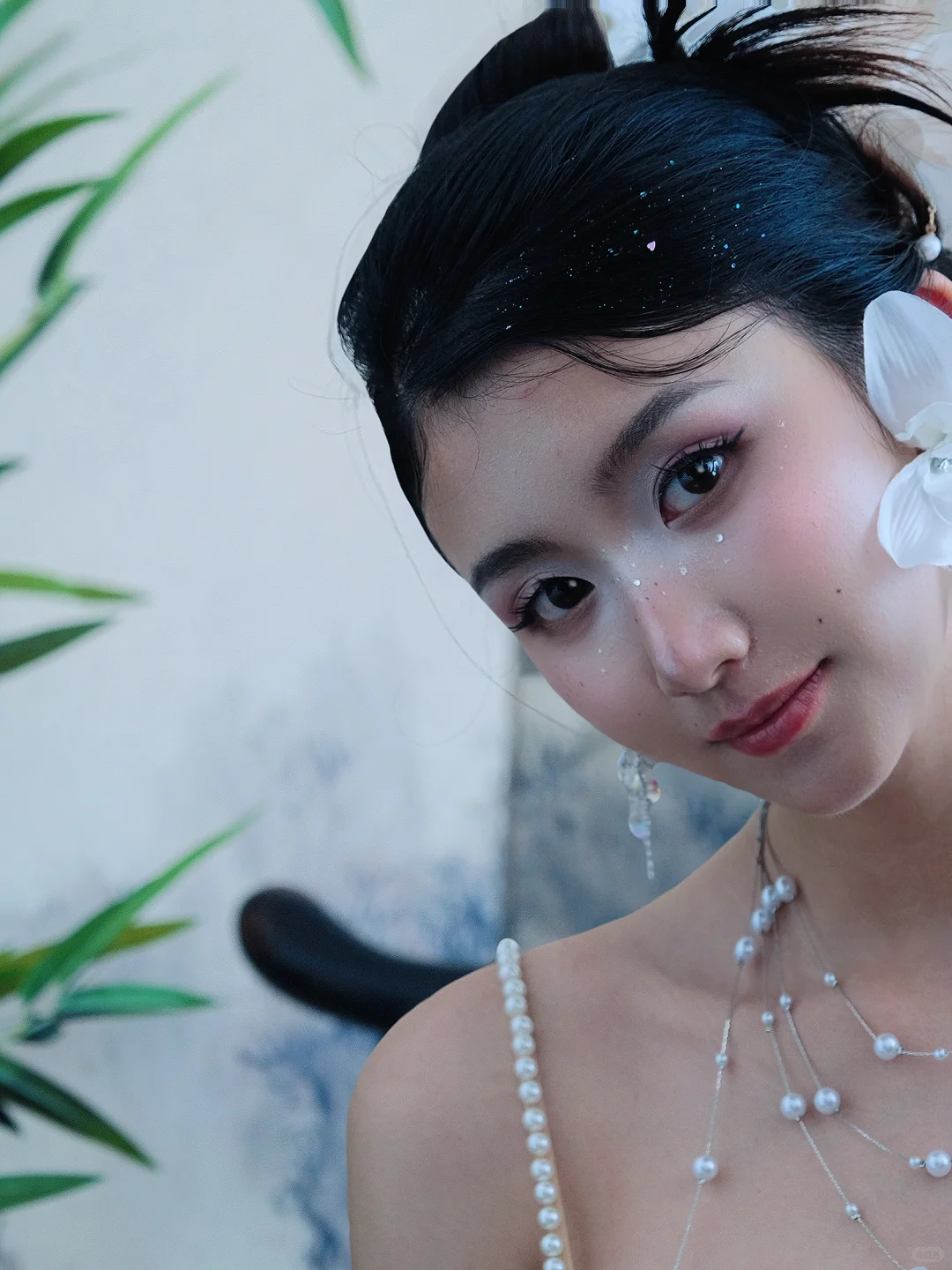 她的眉眼，如清风明月。