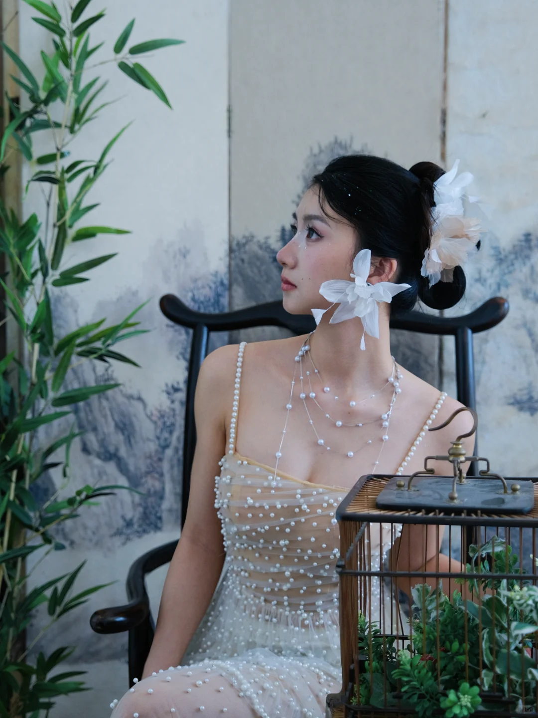 她的眉眼，如清风明月。
