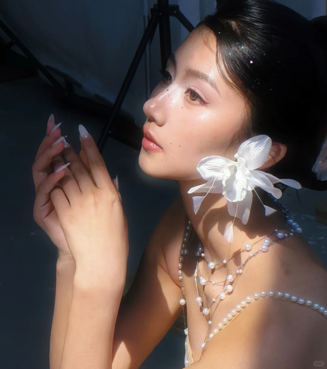 她的眉眼，如清风明月。